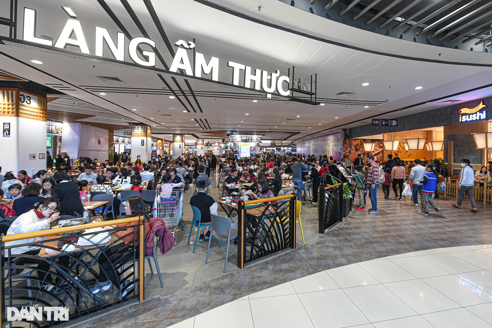 Trung tâm thương mại, khu vui chơi Hà Nội kín khách dịp Tết Dương lịch 2023 - 9