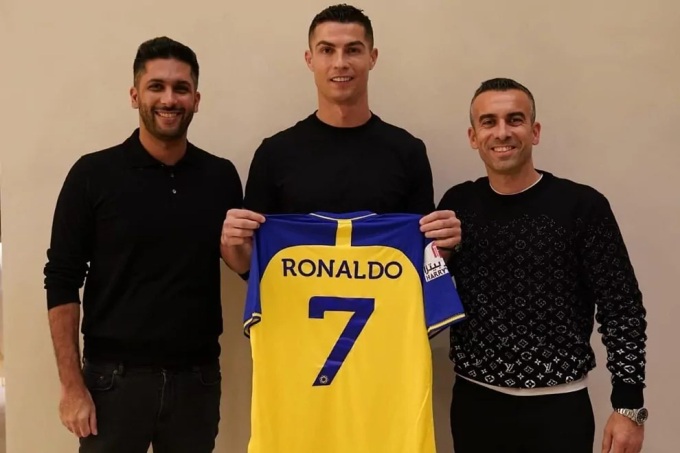 Hé lộ điều khoản kỳ lạ của C.Ronaldo trong hợp đồng với CLB Saudi Arabia - 2
