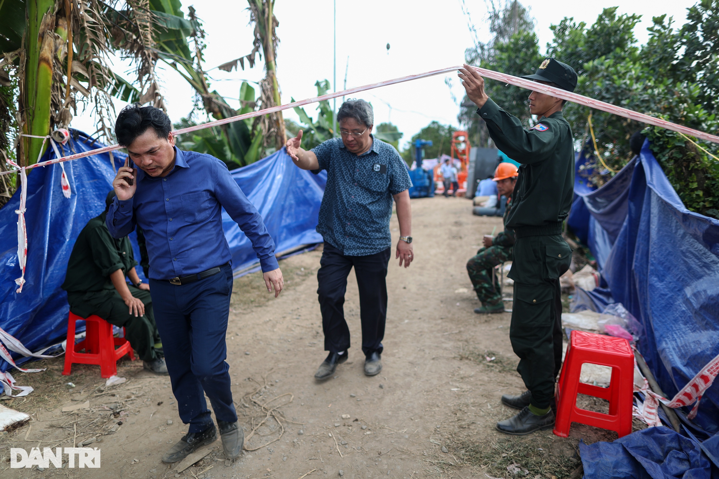  Nhiều thiết bị được chuyển bằng đường thủy vào cứu hộ bé trai ở Đồng Tháp - 1