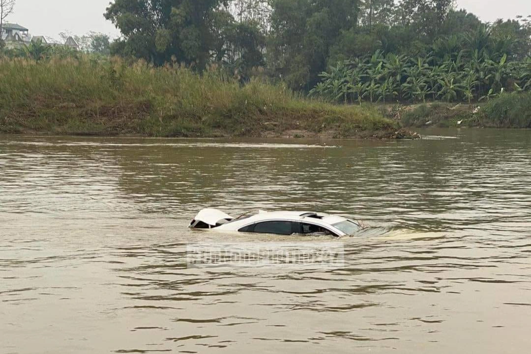 Ô tô KIA trôi trên sông Hồng, chưa rõ số phận người trong xe - 1