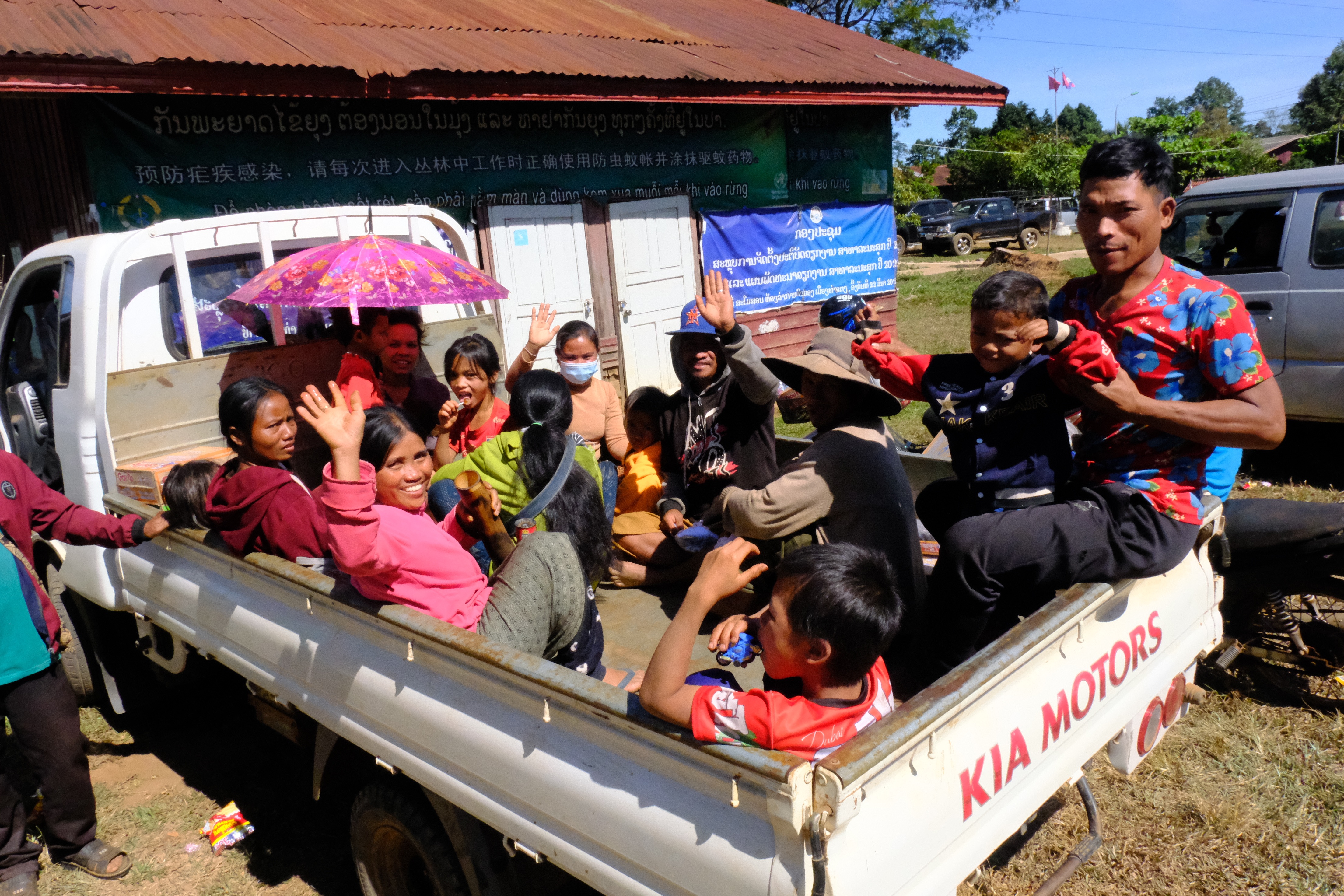 Bác sĩ Việt vượt 800km xuyên biên giới khám bệnh cho người dân Lào - 16