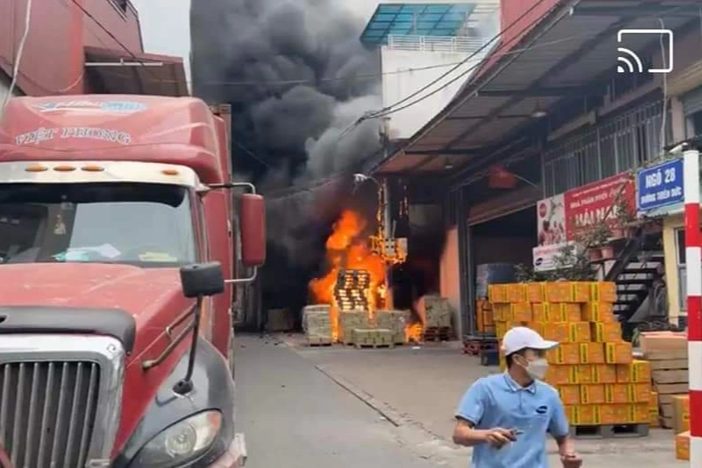 Cửa hàng kinh doanh bếp gas bốc cháy ngùn ngụt ở Hà Nội - 1