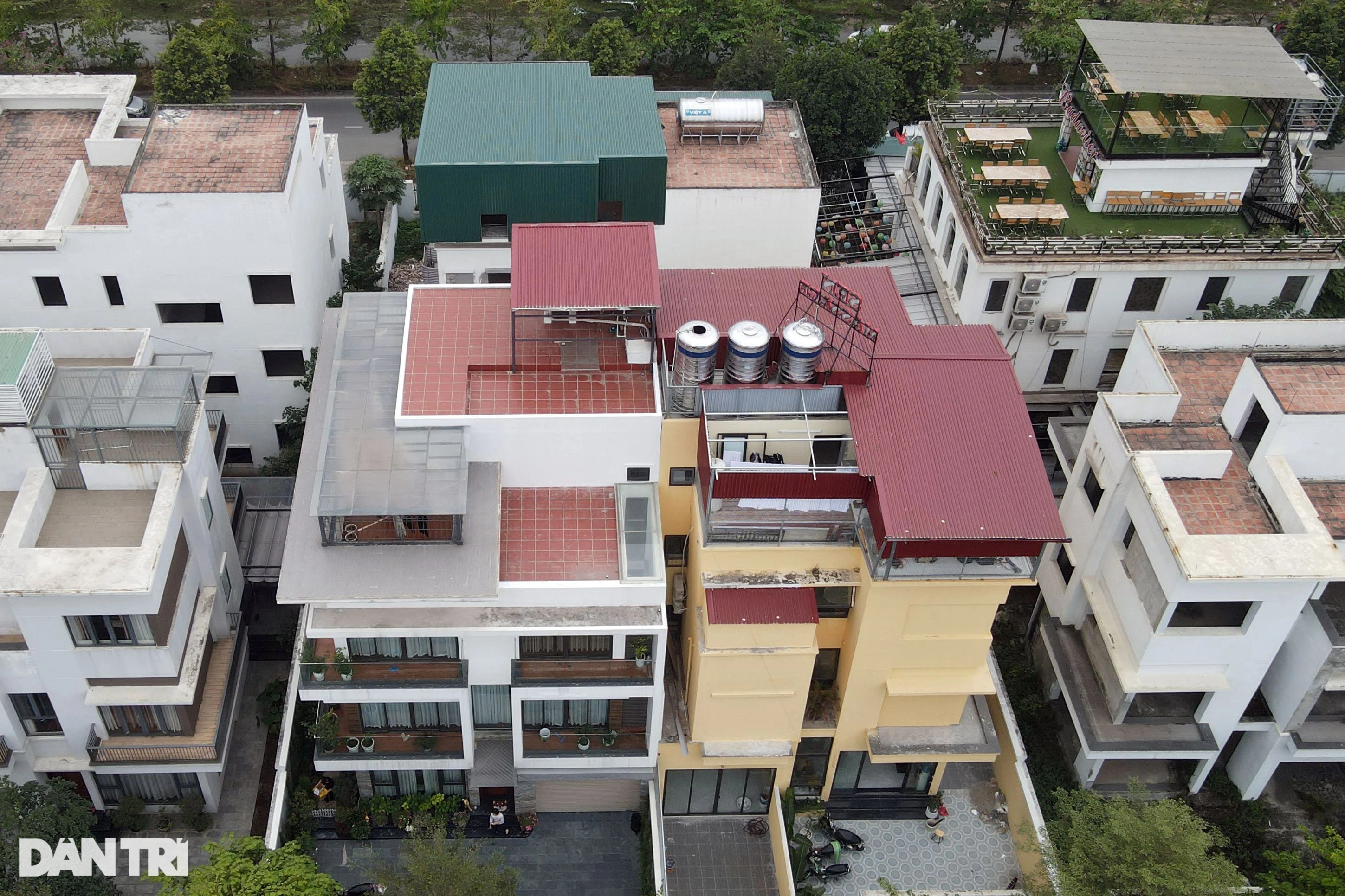 View - Biệt thự triệu USD ở Hà Nội dựng "chuồng cọp" như tập thể cũ | Báo Dân trí