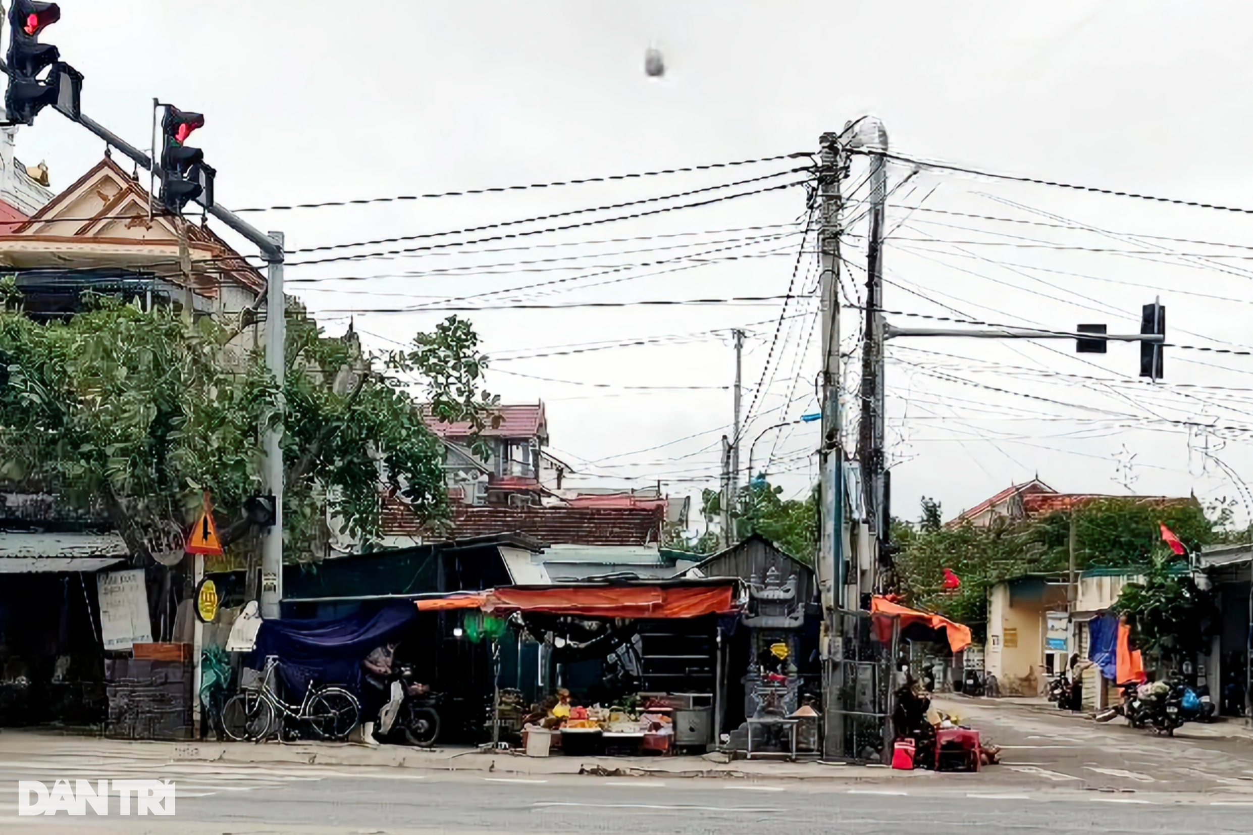 Lịch sử ngôi mộ cổ không hài cốt nằm ngay góc ngã tư đèn đỏ - 1 Lịch sử ngôi mộ cổ không hài cốt nằm ngay góc ngã tư đèn đỏ - 1