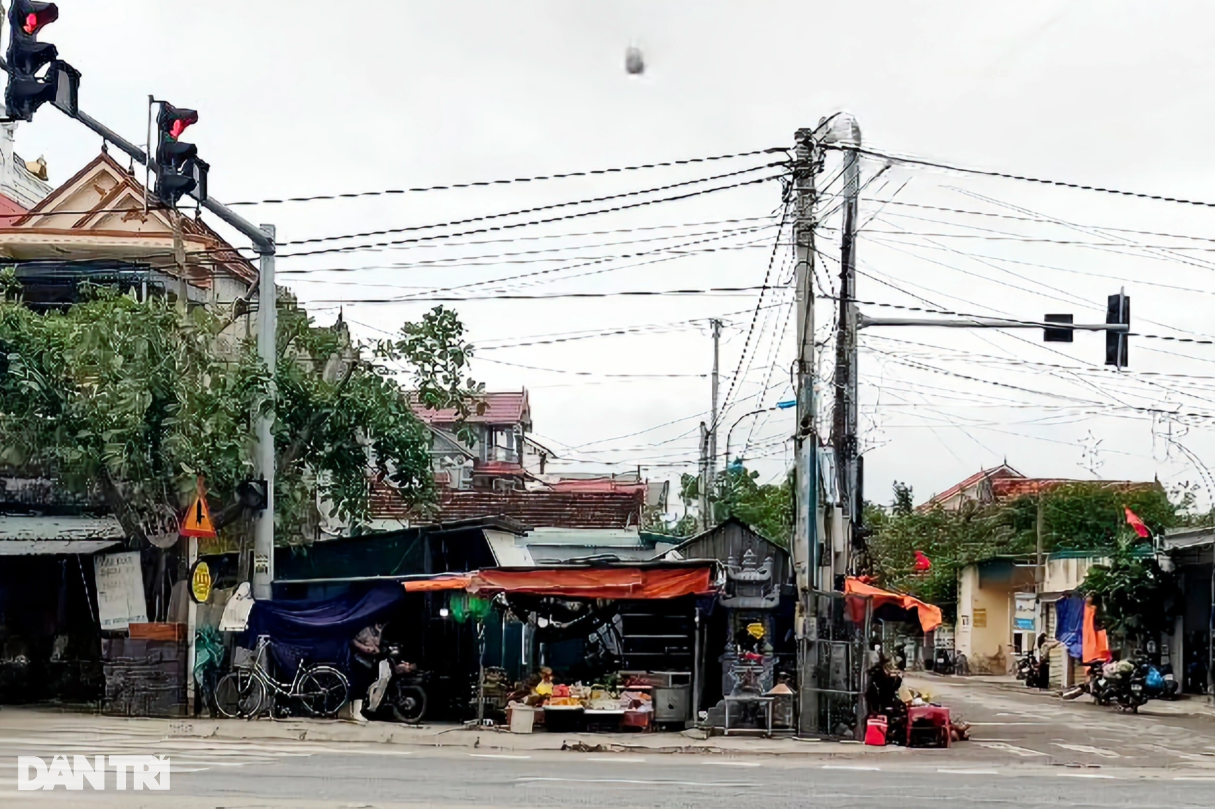 Lịch sử ngôi mộ cổ không hài cốt nằm ngay góc ngã tư đèn đỏ - 1