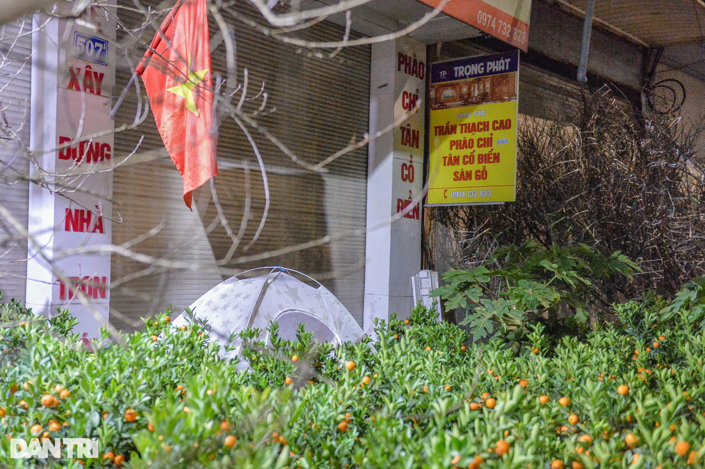 Tiểu thương đốt lửa sưởi ấm, thức xuyên đêm trông đào, quất Tết - 2 Tiểu thương đốt lửa sưởi ấm, thức xuyên đêm trông đào, quất Tết - 2