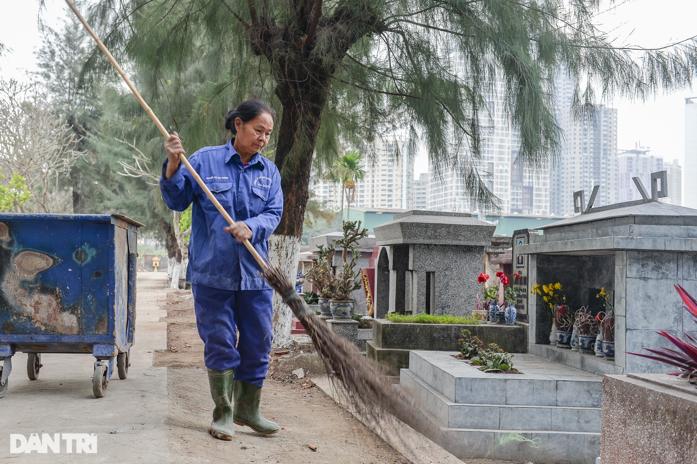 Nghề lau dọn nhà cho người đã khuất ở Hà Nội tất bật dịp cận Tết - 3