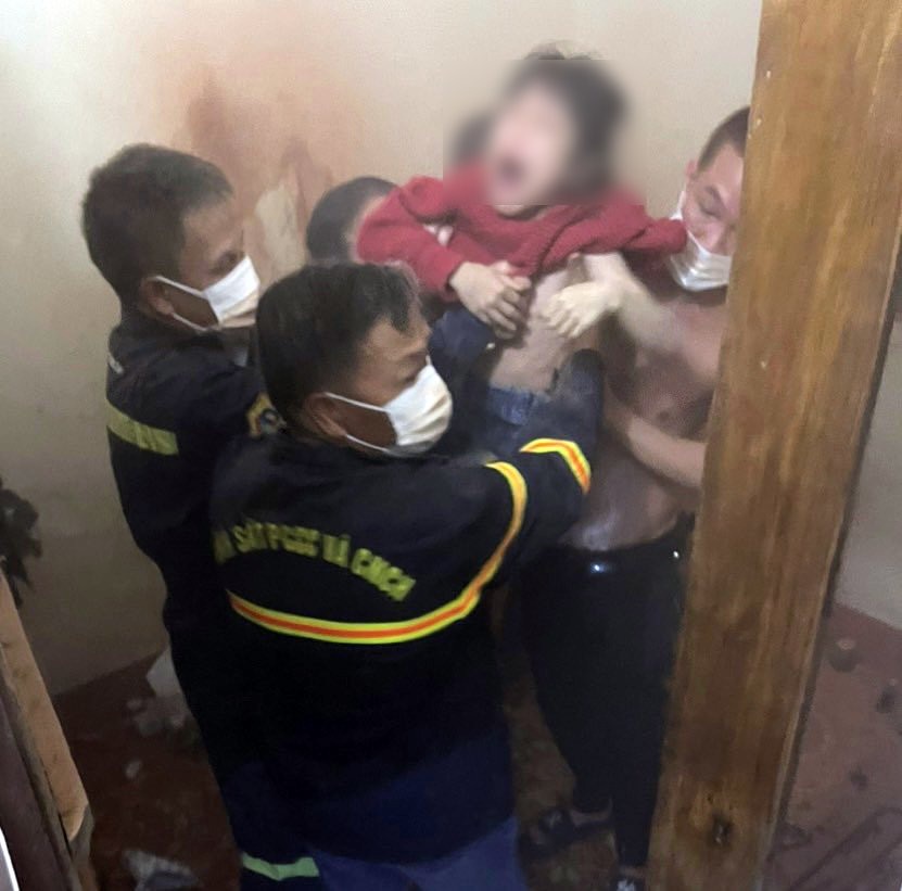 Giải cứu cháu bé 9 tuổi bị rơi xuống khe hở chỉ rộng 25cm giữa 2 căn nhà  - 1