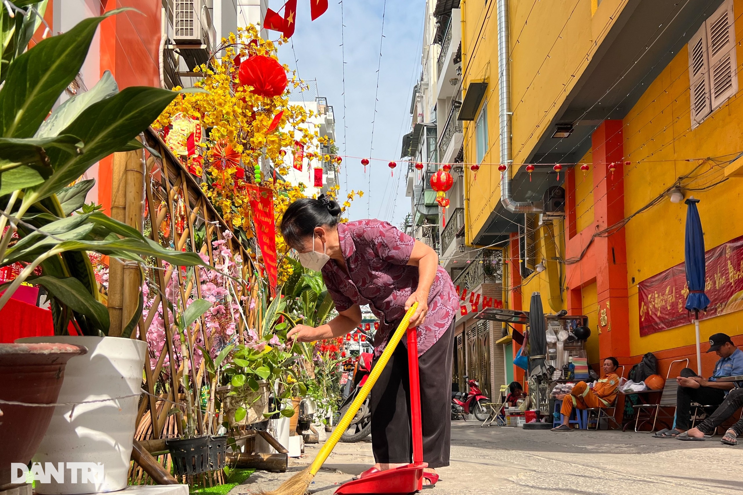 Bà con trong hẻm nhỏ góp tiền làm đường hoa đón xuân mới - 3