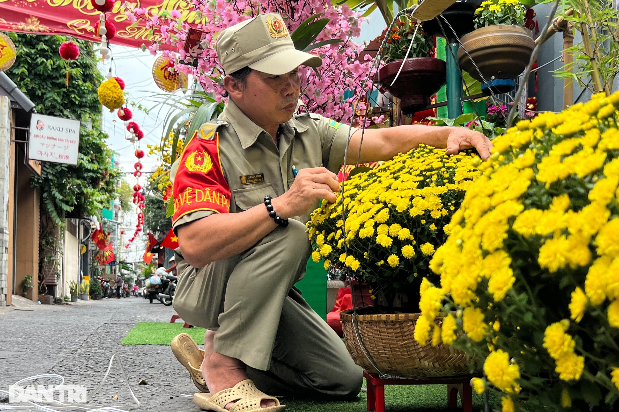 Bà con trong hẻm nhỏ góp tiền làm đường hoa đón xuân mới - 9