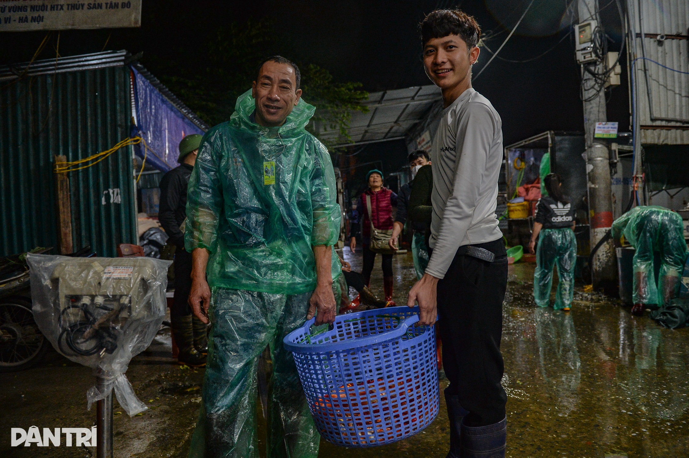 Cá chép vàng ở chợ cá lớn nhất miền Bắc rẻ bất ngờ ngày cúng ông Táo - 11 Cá chép vàng ở chợ cá lớn nhất miền Bắc rẻ bất ngờ ngày cúng ông Táo - 11