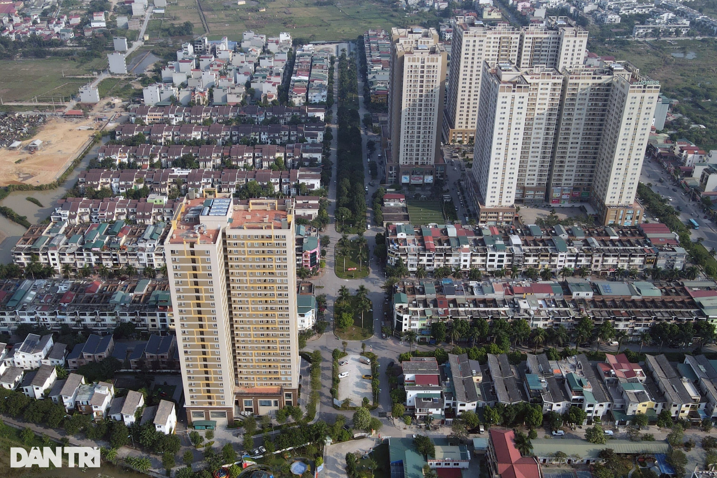 View - Chuối mọc um tùm trong biệt thự bỏ hoang ở một khu đô thị phía Tây Hà Nội | Báo Dân trí