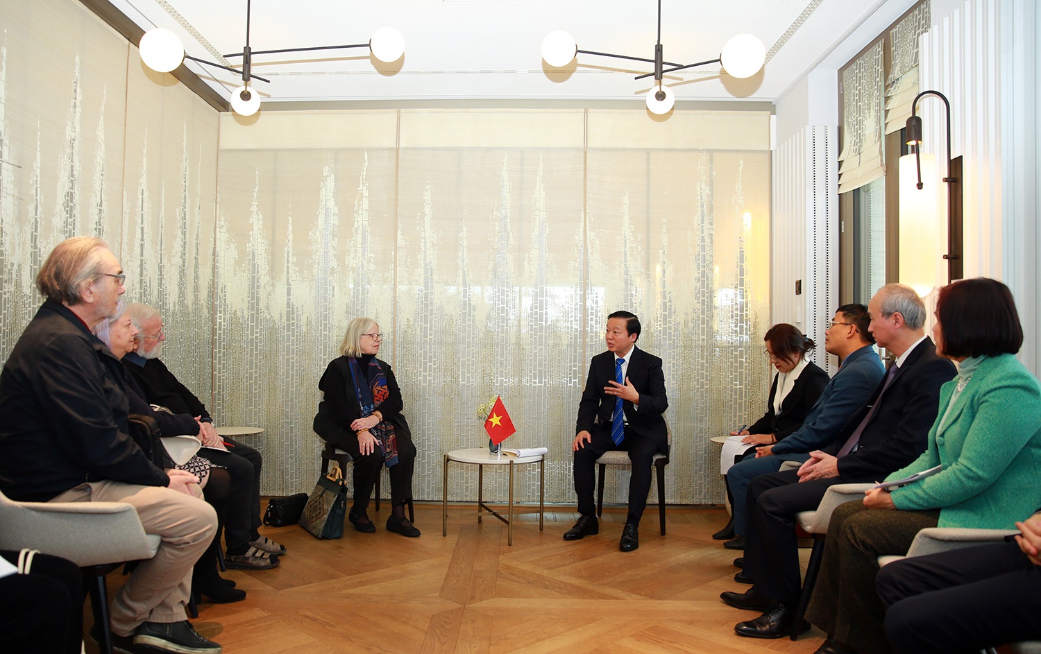 Phó Thủ tướng Trần Hồng Hà gặp gỡ Cộng đồng người Việt tại Thụy Sĩ - 1