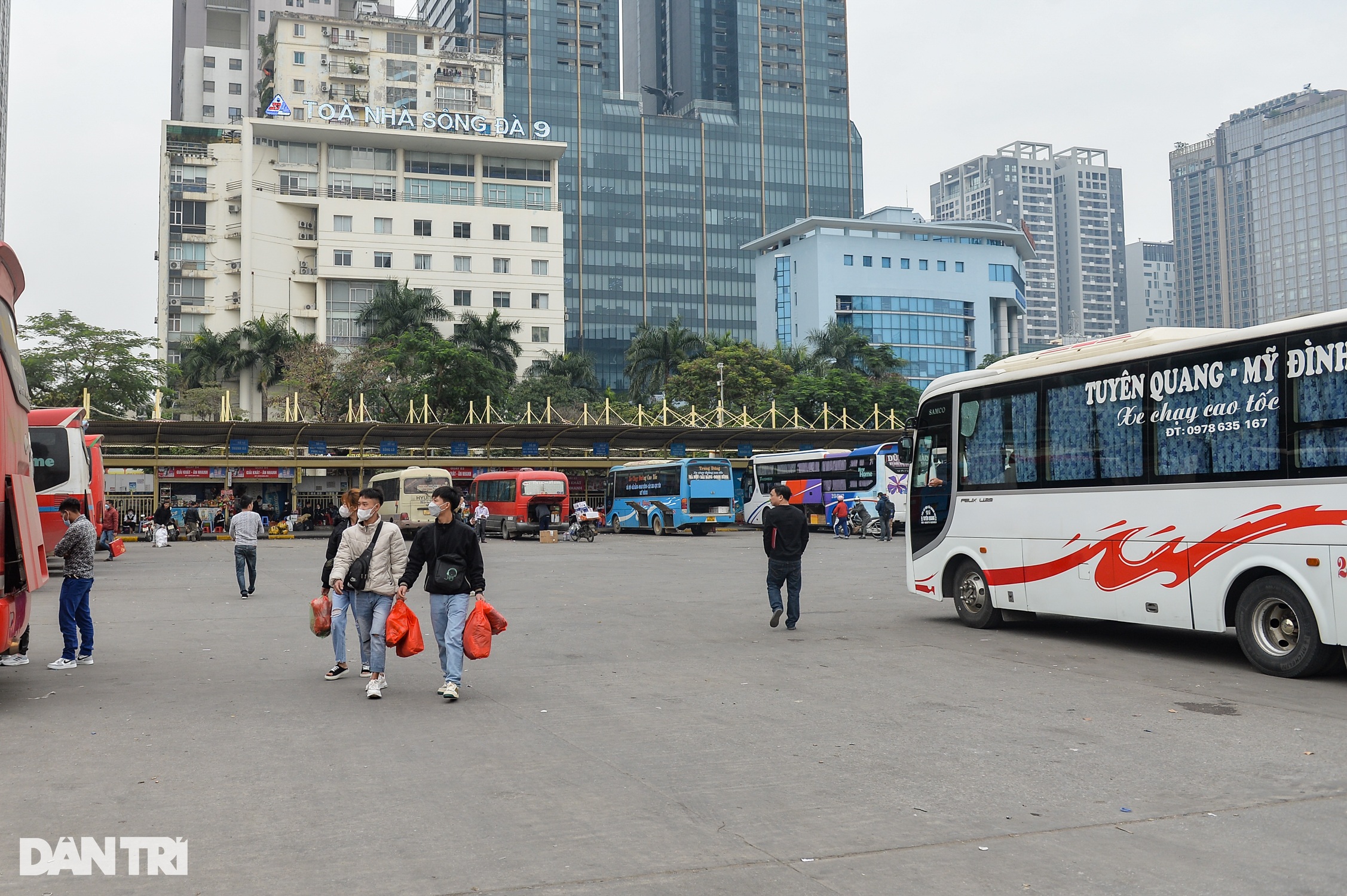 Kẻ khóc, người cười ở bến xe ngày cận Tết - 2 Kẻ khóc, người cười ở bến xe ngày cận Tết - 2