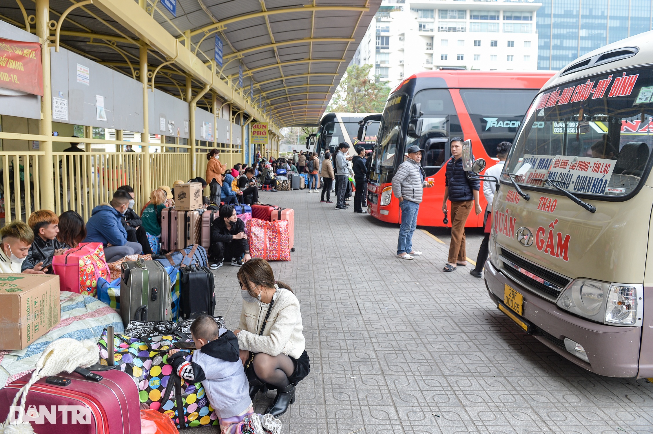 Kẻ khóc, người cười ở bến xe ngày cận Tết - 5 Kẻ khóc, người cười ở bến xe ngày cận Tết - 5