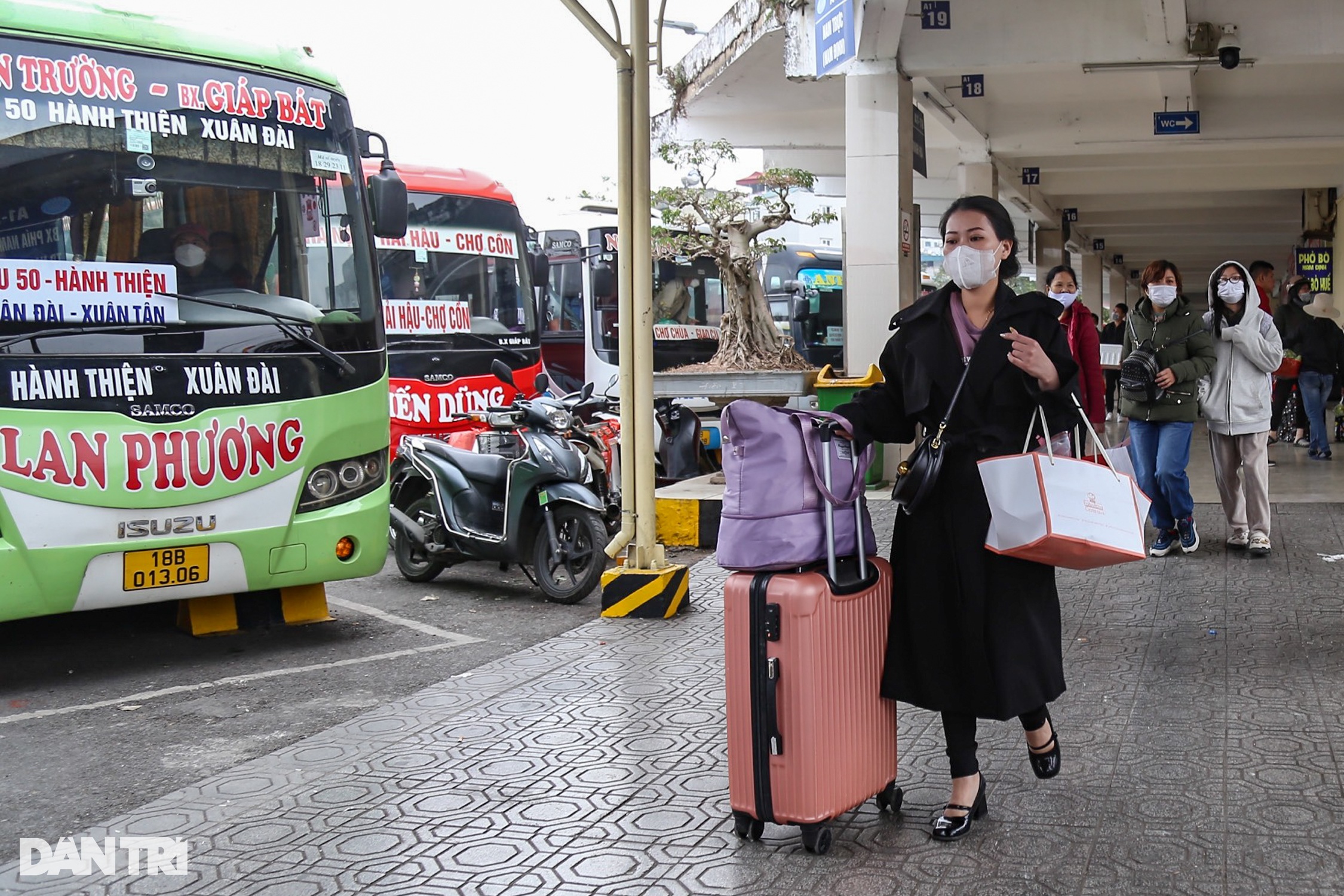 Kẻ khóc, người cười ở bến xe ngày cận Tết - 11 Kẻ khóc, người cười ở bến xe ngày cận Tết - 11