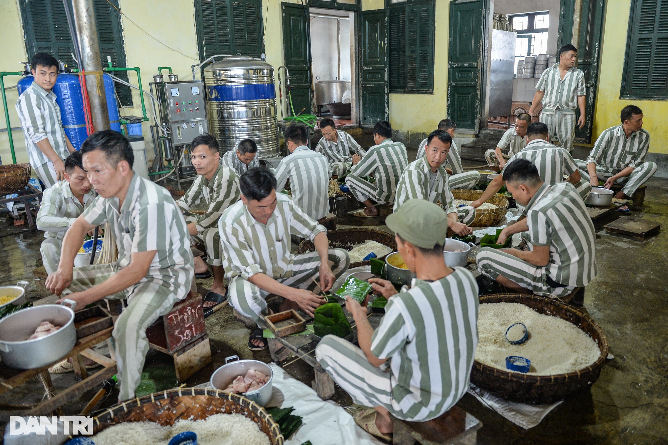 Phạm nhân khéo léo gói hàng nghìn bánh chưng đón Tết ở Trại giam Yên Hạ - 1