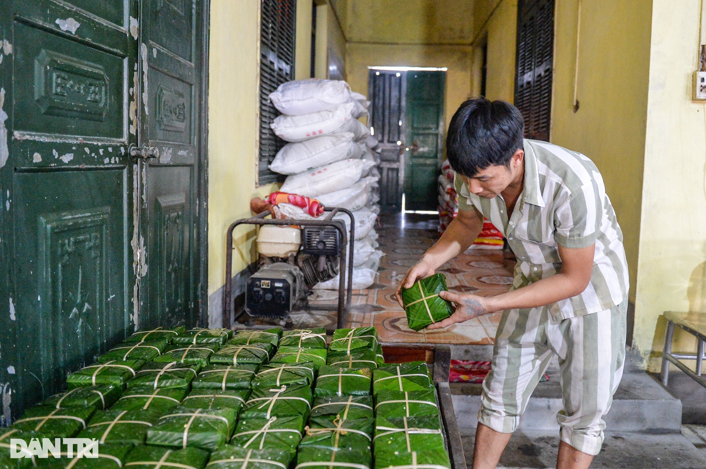 Phạm nhân khéo léo gói hàng nghìn bánh chưng đón Tết ở Trại giam Yên Hạ - 9