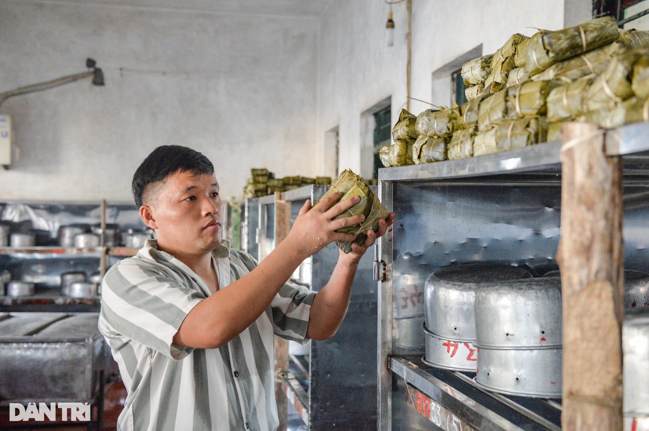 Phạm nhân khéo léo gói hàng nghìn bánh chưng đón Tết ở Trại giam Yên Hạ - 11