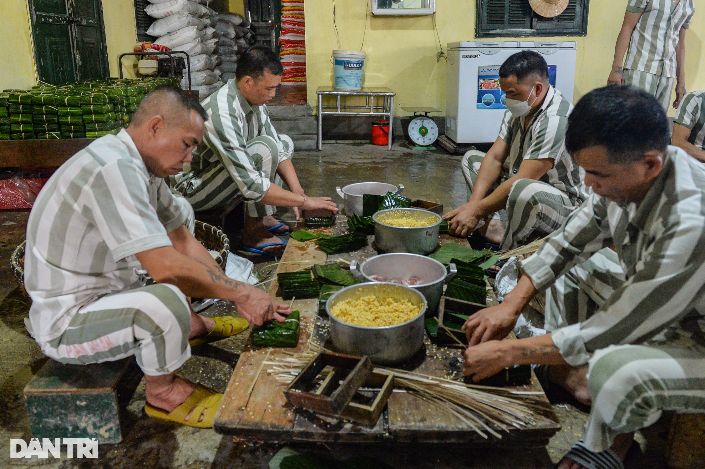 Phạm nhân khéo léo gói hàng nghìn bánh chưng đón Tết ở Trại giam Yên Hạ - 3