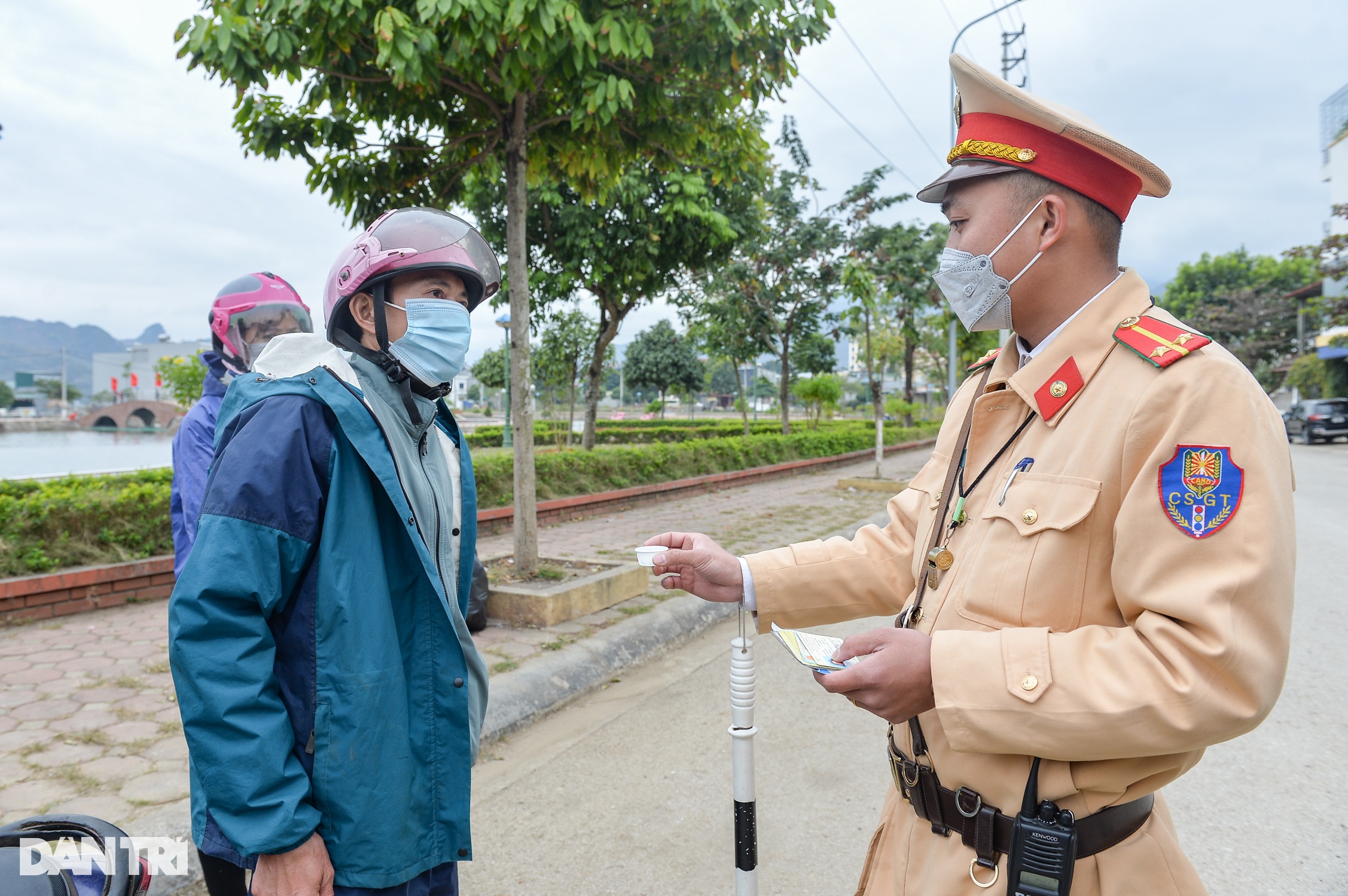 Những câu chuyện dở khóc dở cười của cảnh sát giao thông vùng cao - 1