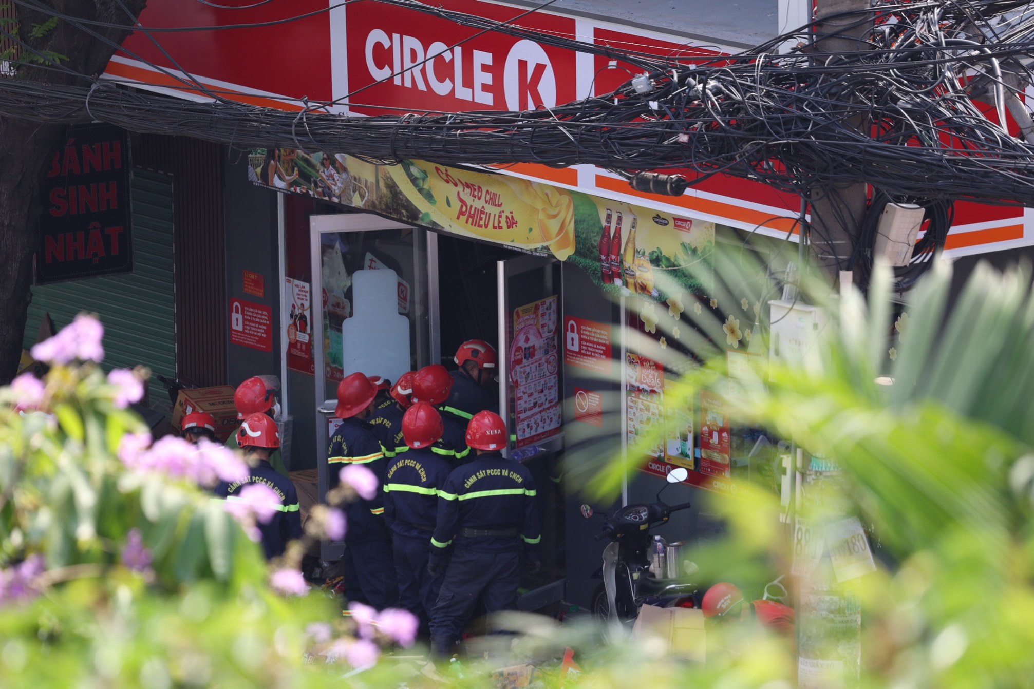 Toàn cảnh hiện trường cửa hàng Circle K bị sập khiến một nữ sinh tử vong - 4