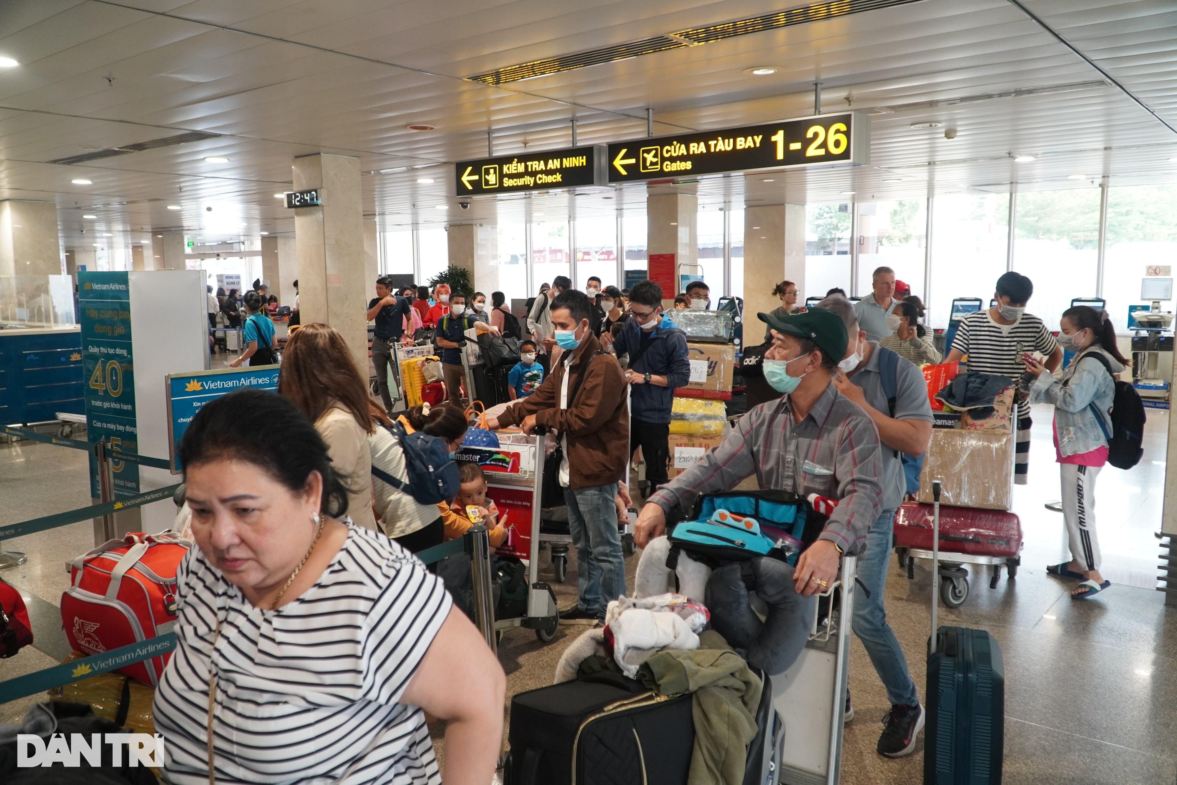 Cảnh vạ vật, mệt mỏi của nhiều người ở Sân bay Tân Sơn Nhất ngày 27 Tết - 2
