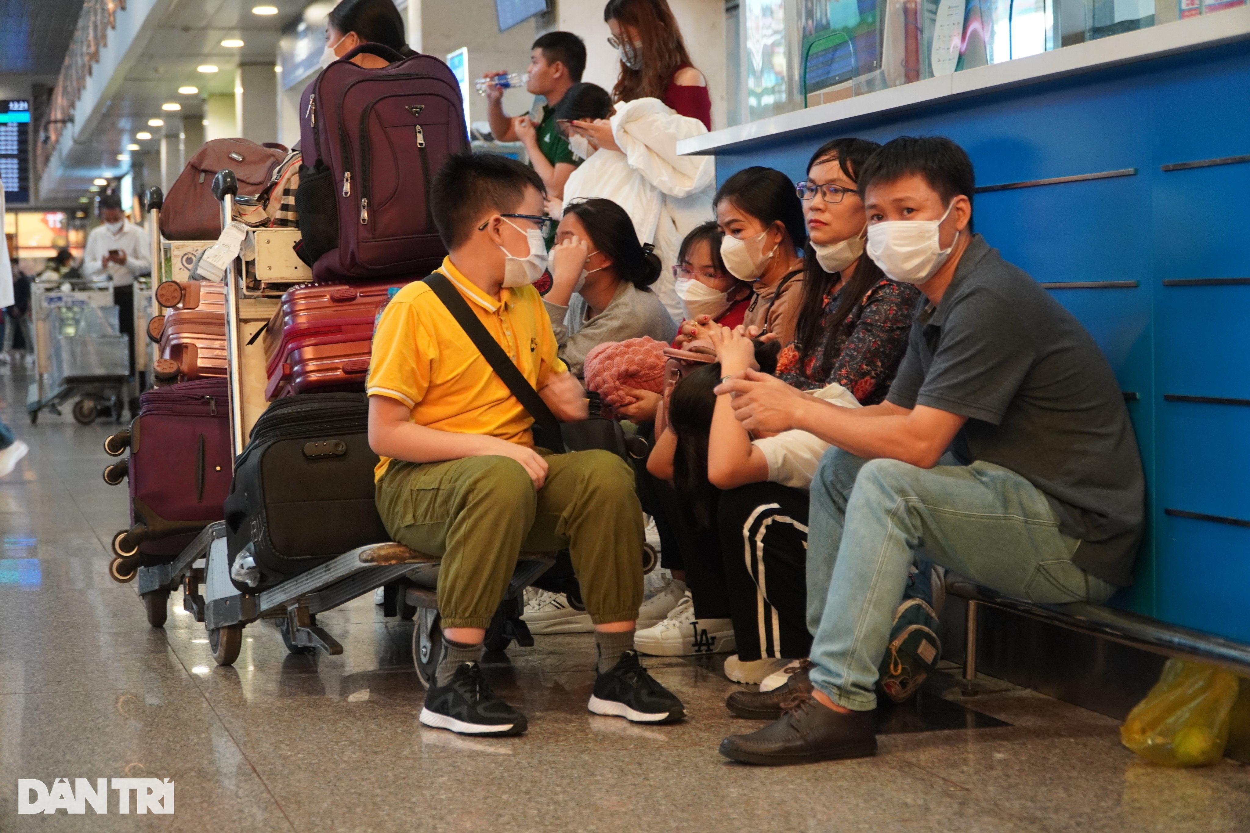 Cảnh vạ vật, mệt mỏi của nhiều người ở Sân bay Tân Sơn Nhất ngày 27 Tết - 5