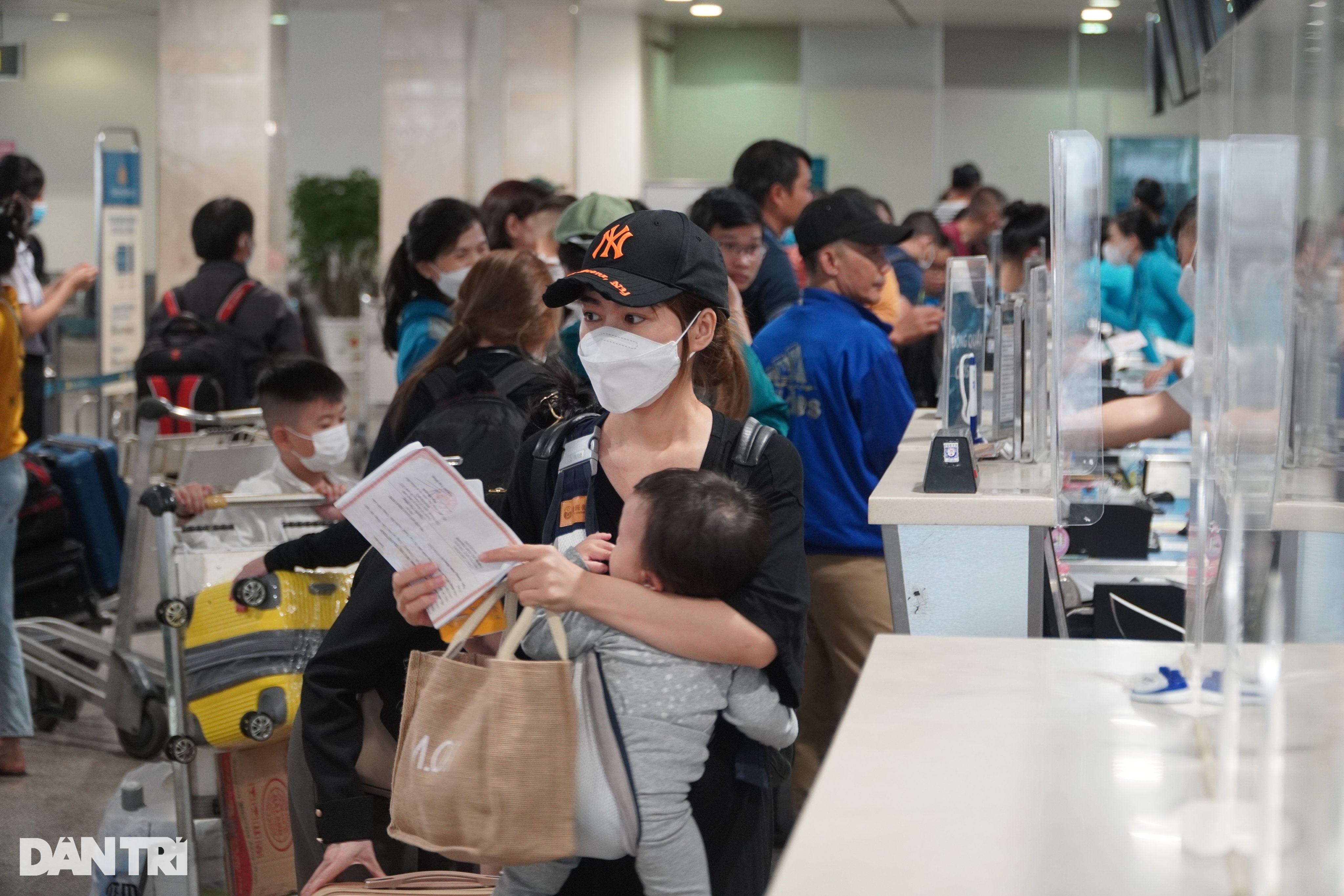 Cảnh vạ vật, mệt mỏi của nhiều người ở Sân bay Tân Sơn Nhất ngày 27 Tết - 6