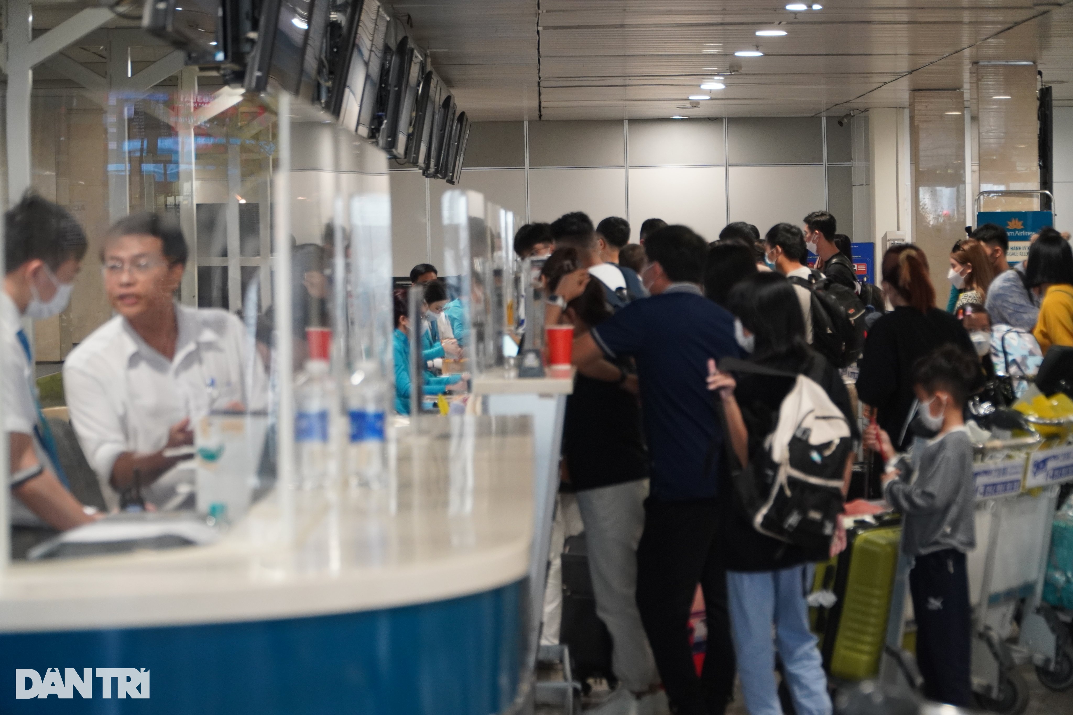 Cảnh vạ vật, mệt mỏi của nhiều người ở Sân bay Tân Sơn Nhất ngày 27 Tết - 11