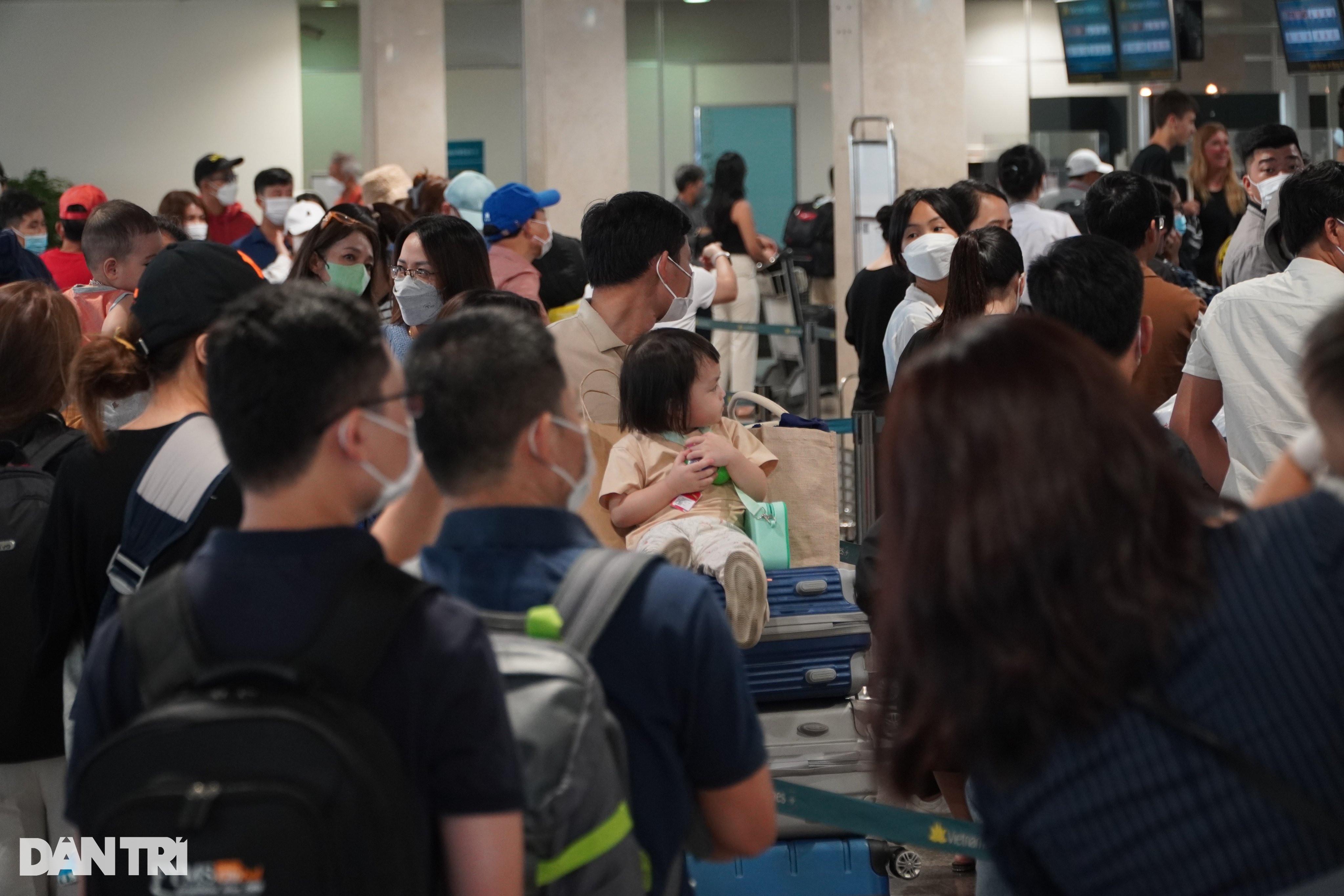 Sân bay Tân Sơn Nhất quá tải từ sáng sớm vào dịp Tết - 1