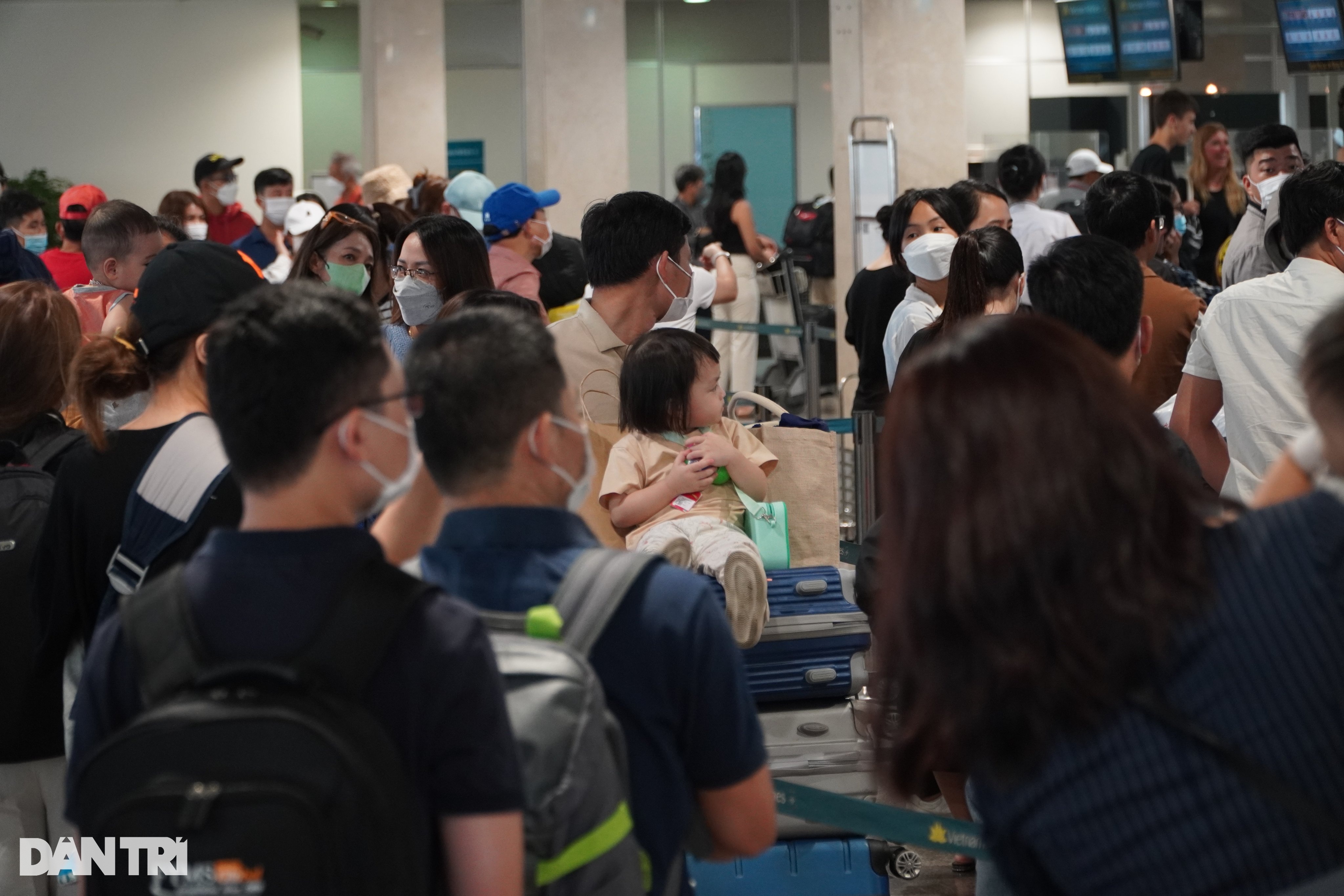 Sân bay Tân Sơn Nhất quá tải từ sáng sớm vào dịp Tết - 1 Sân bay Tân Sơn Nhất quá tải từ sáng sớm vào dịp Tết - 1