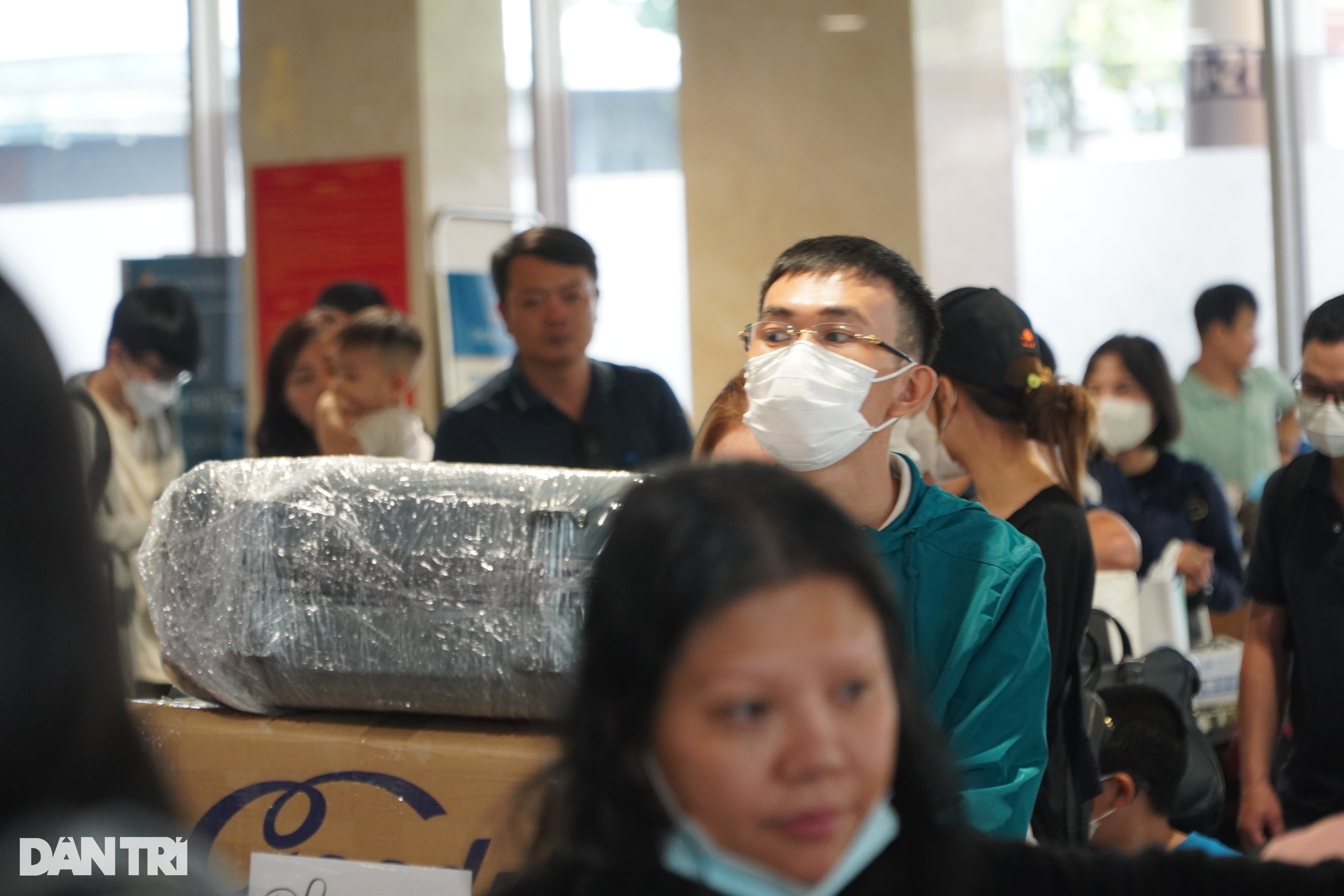 Cảnh vạ vật, mệt mỏi của nhiều người ở Sân bay Tân Sơn Nhất ngày 27 Tết - 4