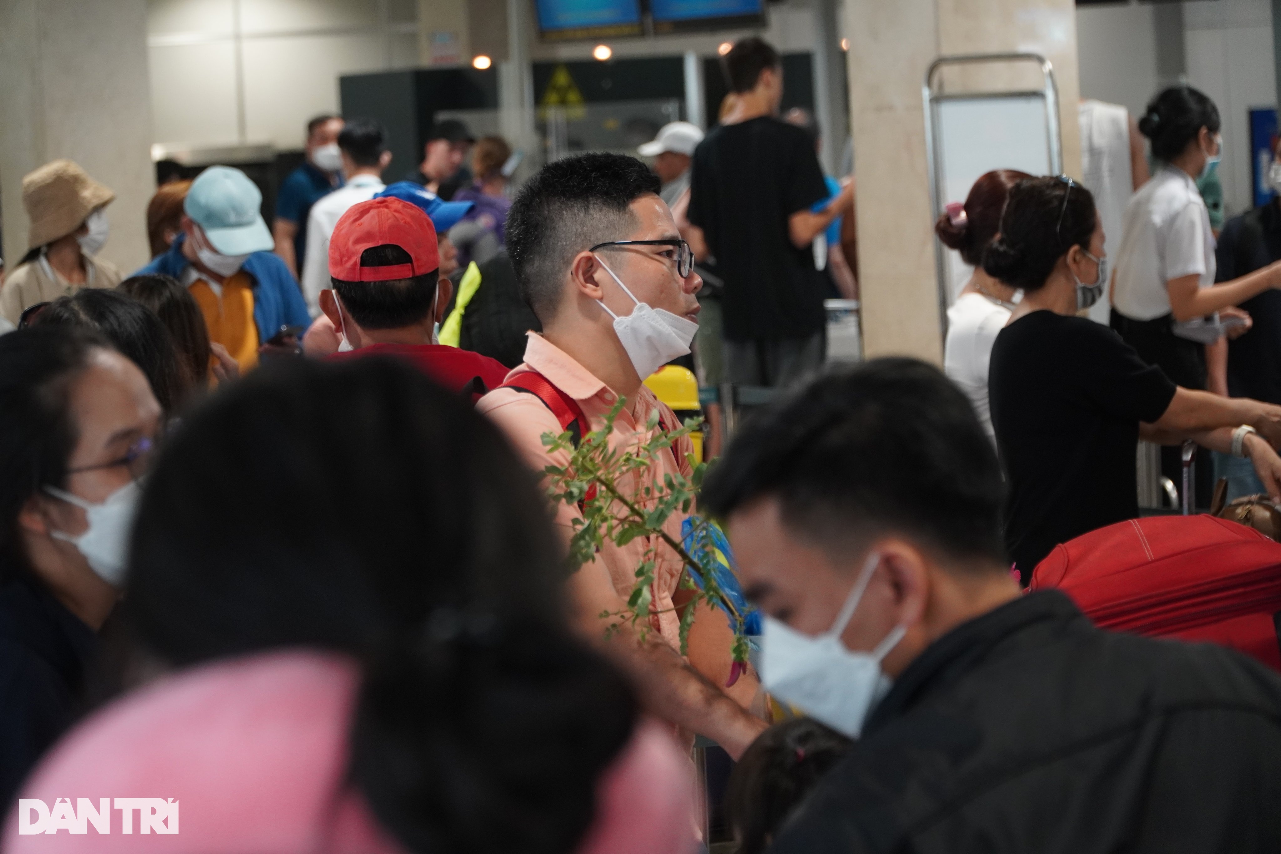 Cảnh vạ vật, mệt mỏi của nhiều người ở Sân bay Tân Sơn Nhất ngày 27 Tết - 3