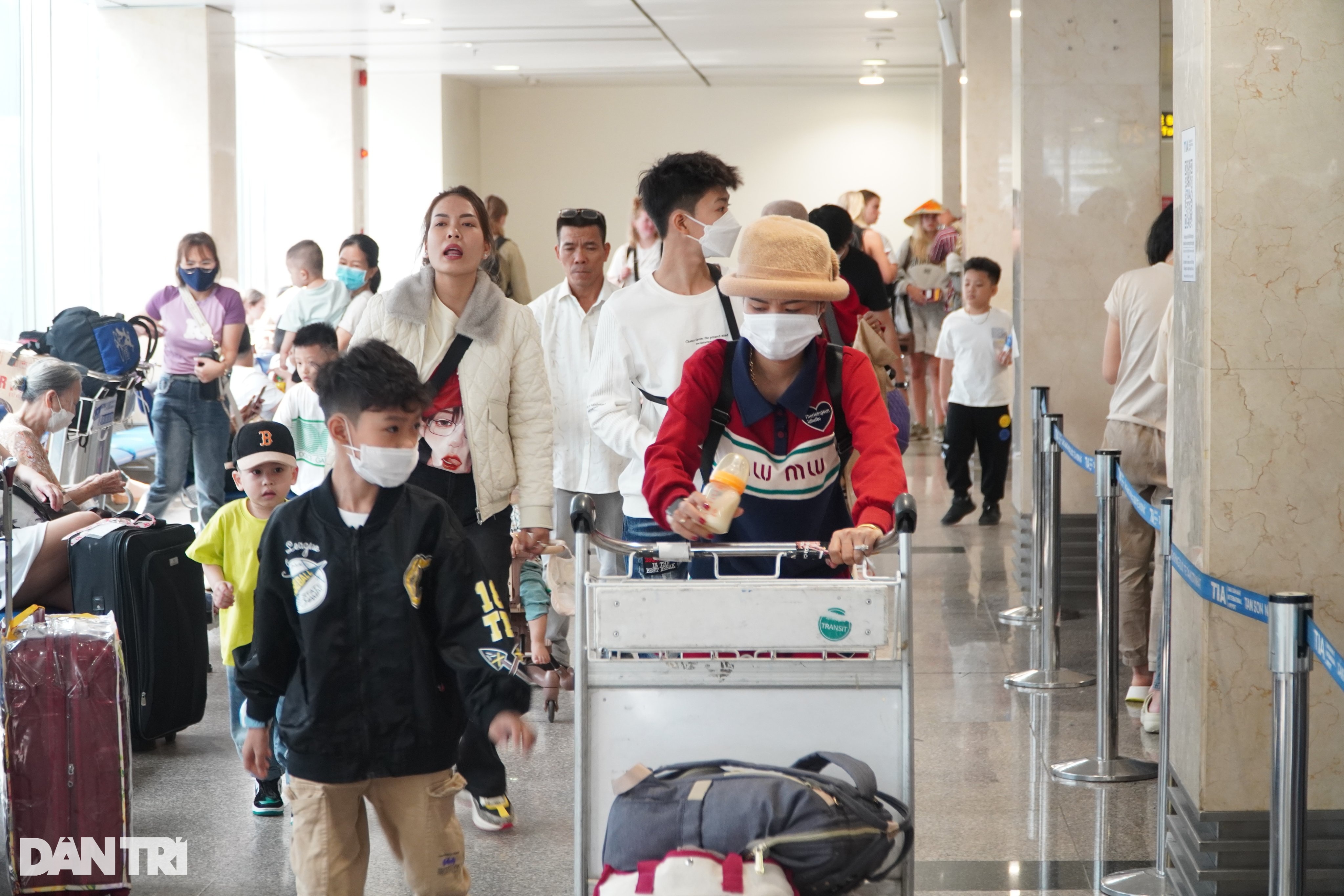 Cảnh vạ vật, mệt mỏi của nhiều người ở Sân bay Tân Sơn Nhất ngày 27 Tết - 8