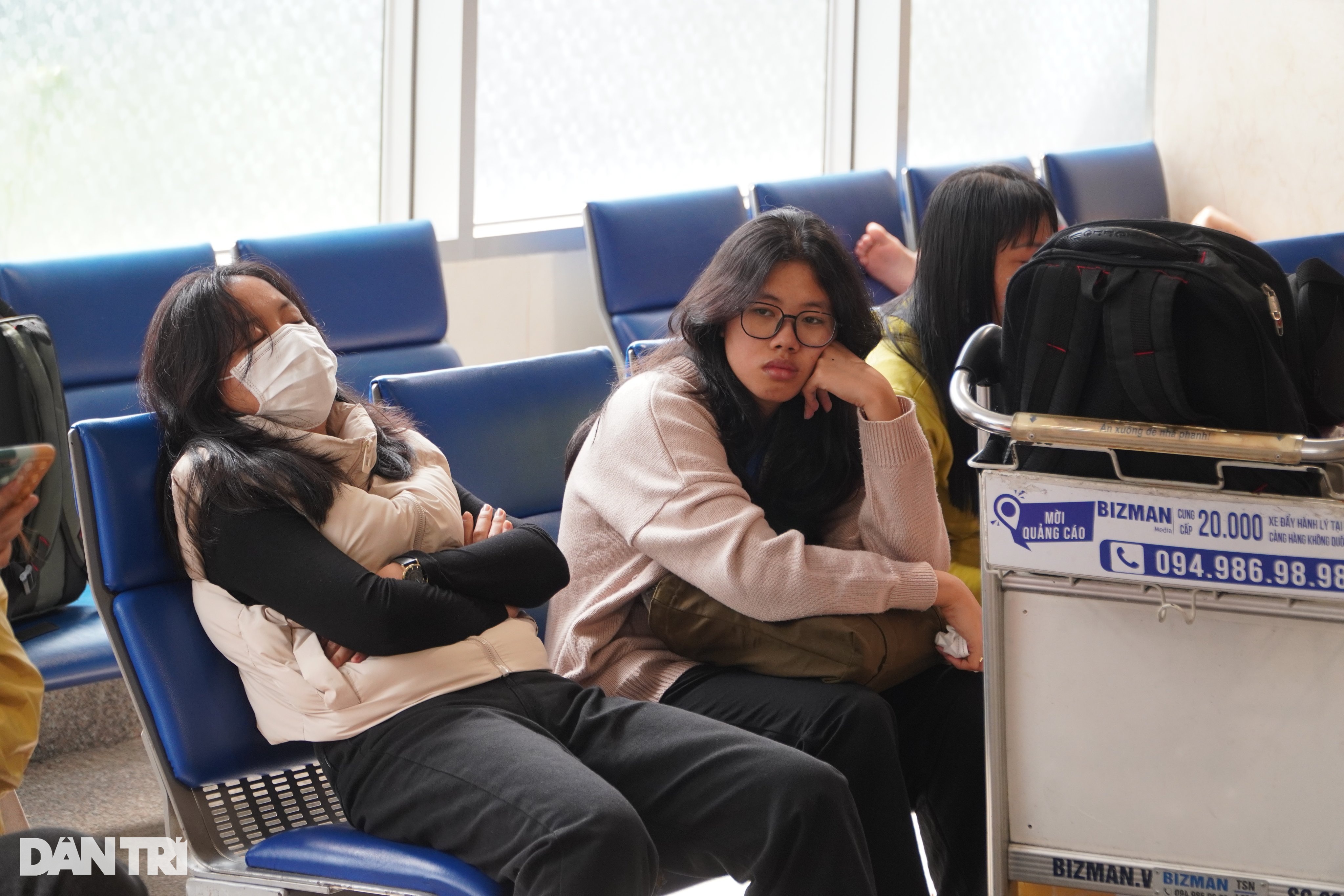 Cảnh vạ vật, mệt mỏi của nhiều người ở Sân bay Tân Sơn Nhất ngày 27 Tết - 7