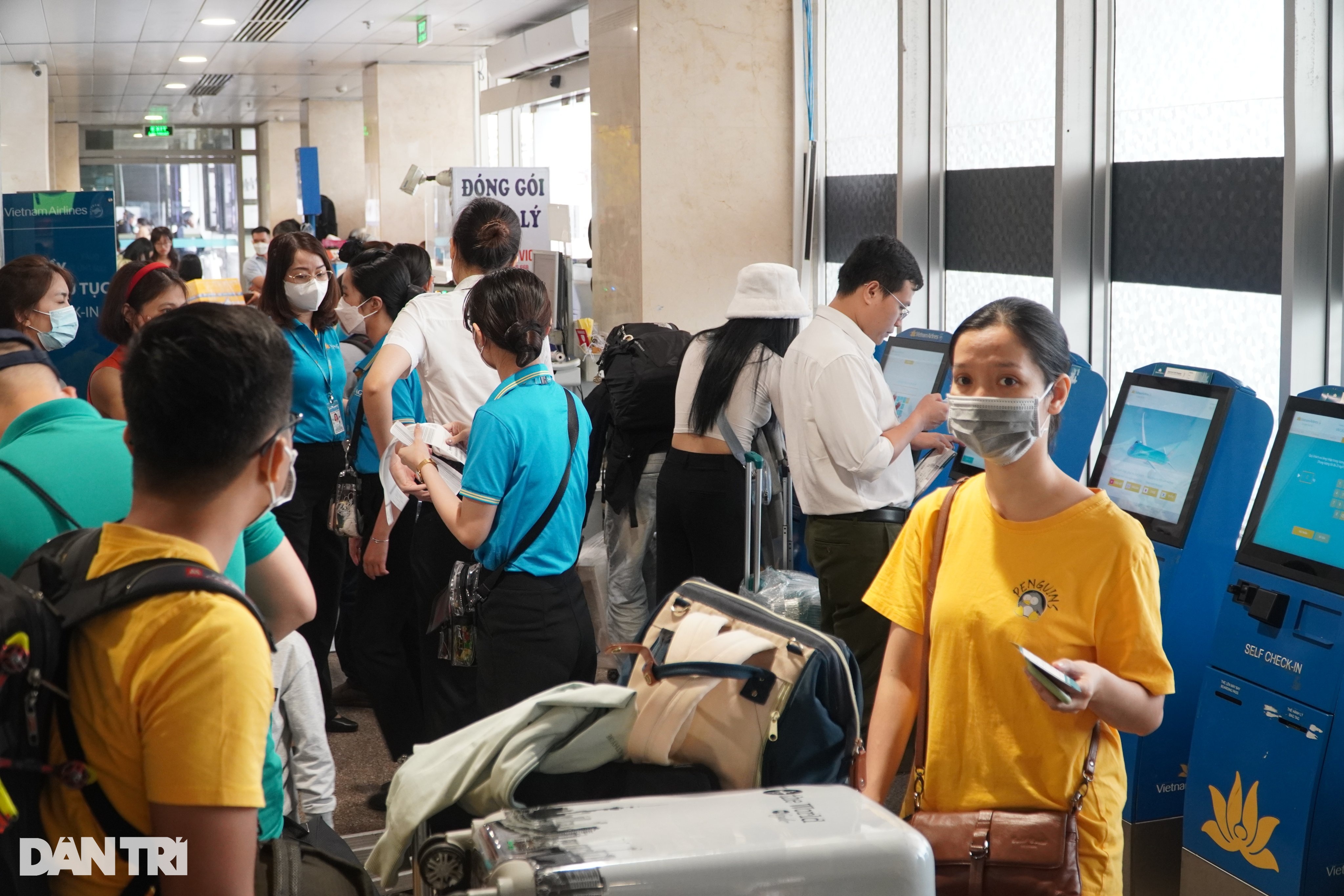 Cảnh vạ vật, mệt mỏi của nhiều người ở Sân bay Tân Sơn Nhất ngày 27 Tết - 10