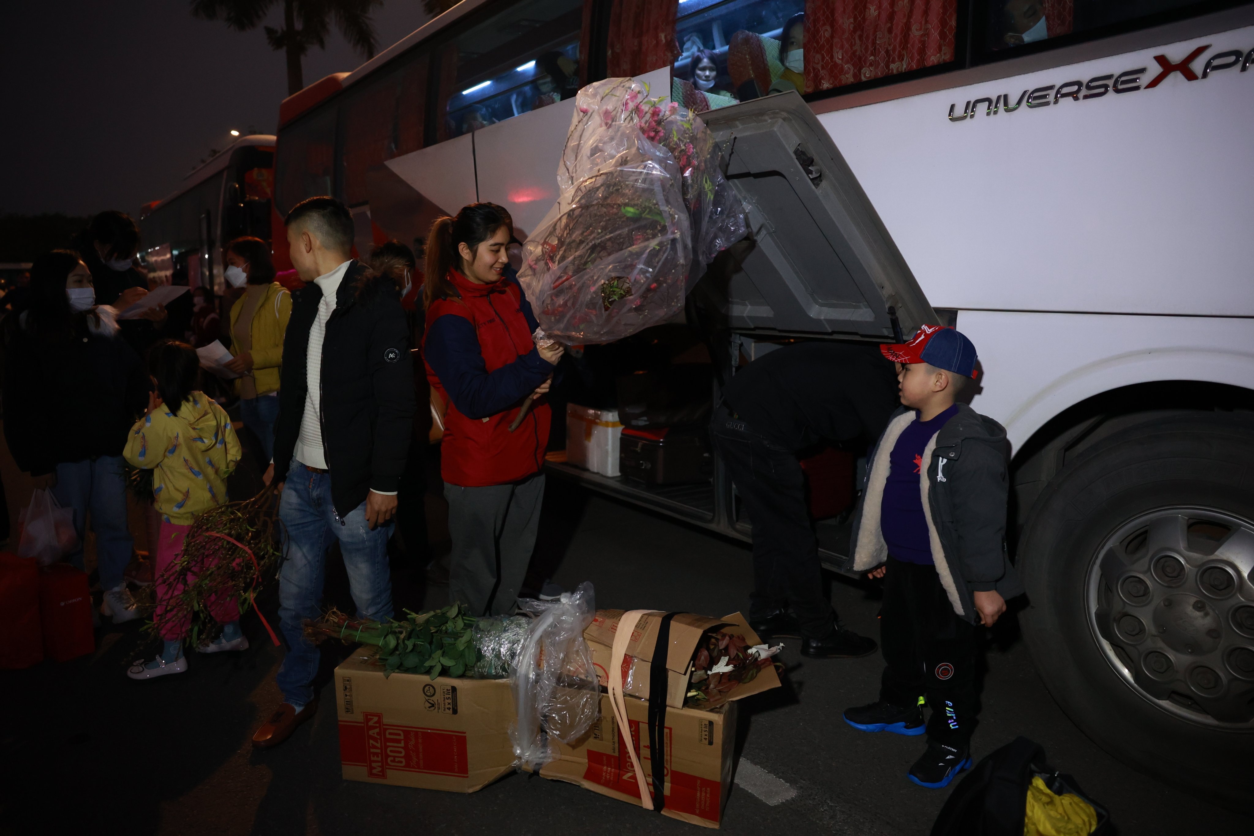 View - Nỗi niềm trên những chuyến xe miễn phí đưa công nhân về quê đón Tết | Báo Dân trí