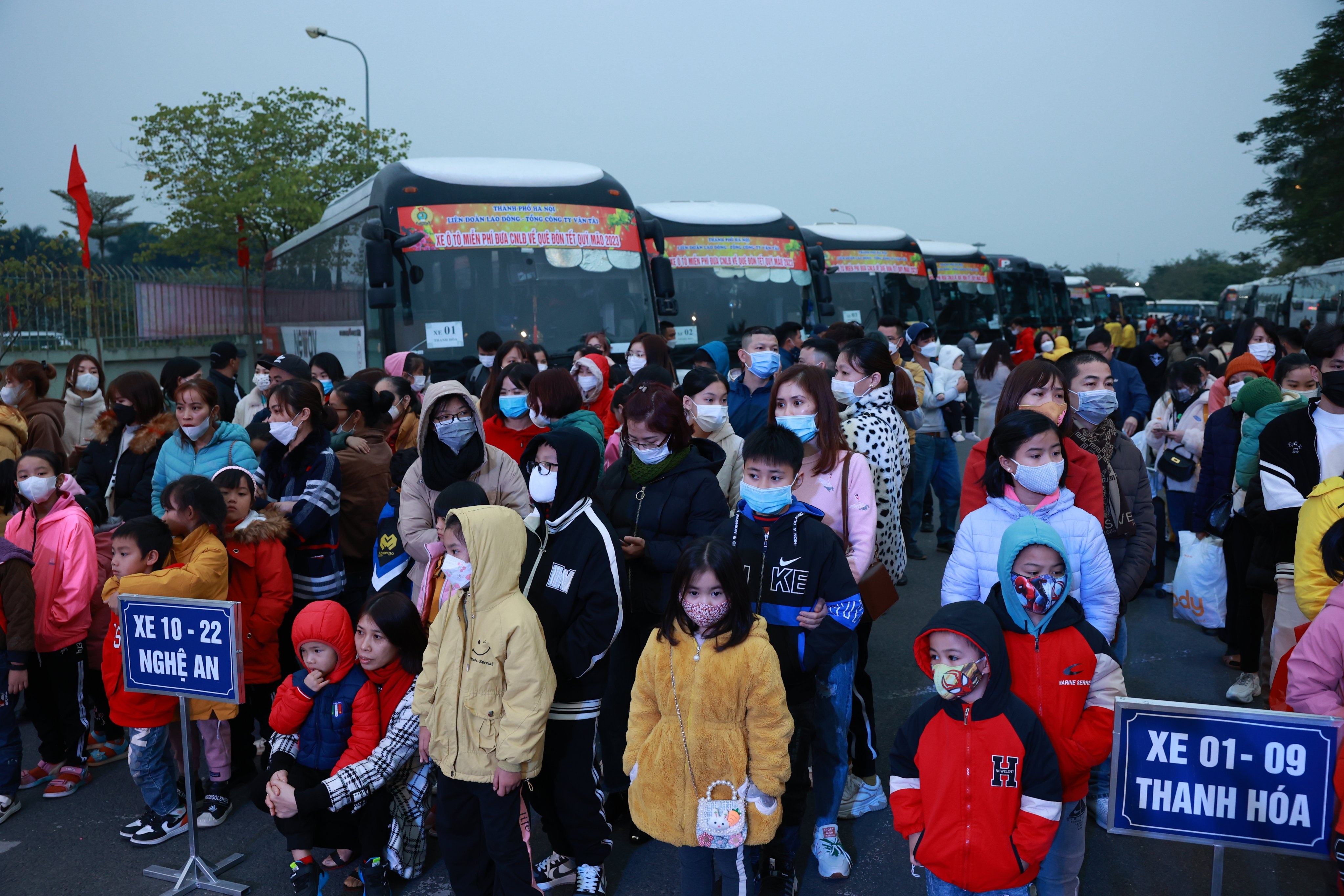 View - Nỗi niềm trên những chuyến xe miễn phí đưa công nhân về quê đón Tết | Báo Dân trí
