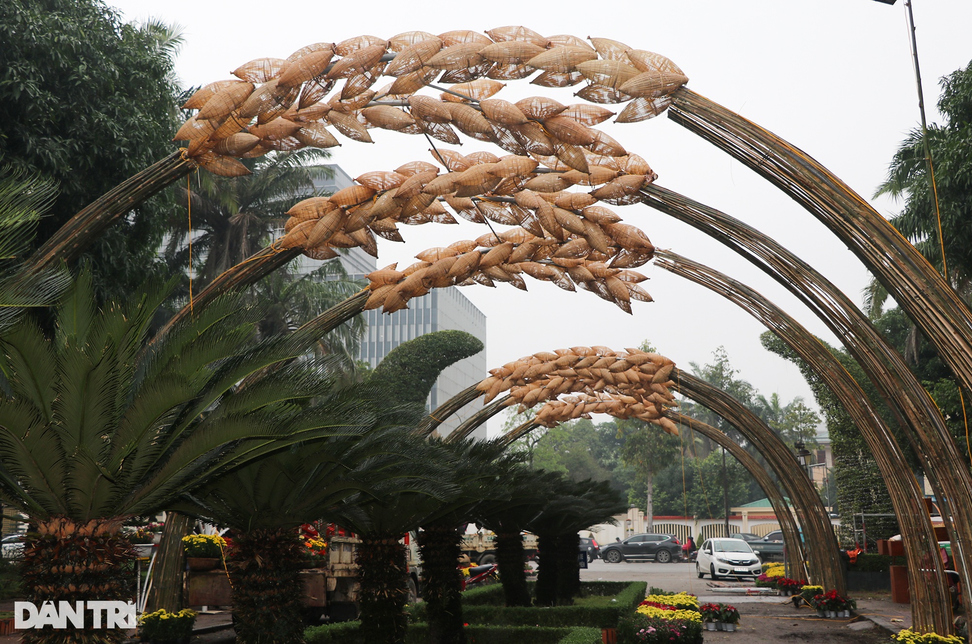 50 people worked non-stop for a week to complete the giant wet rice arch - 2