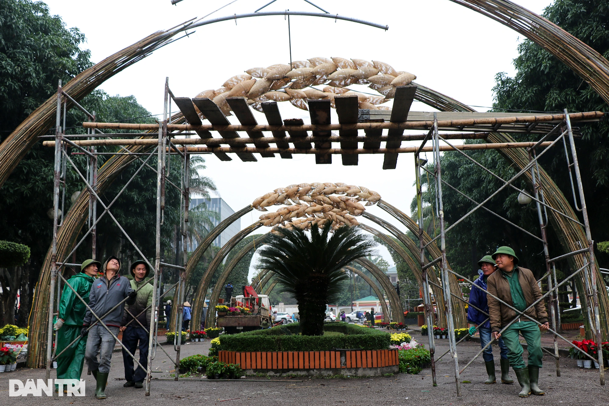 50 people worked non-stop for a week to complete the giant wet rice arch - 7