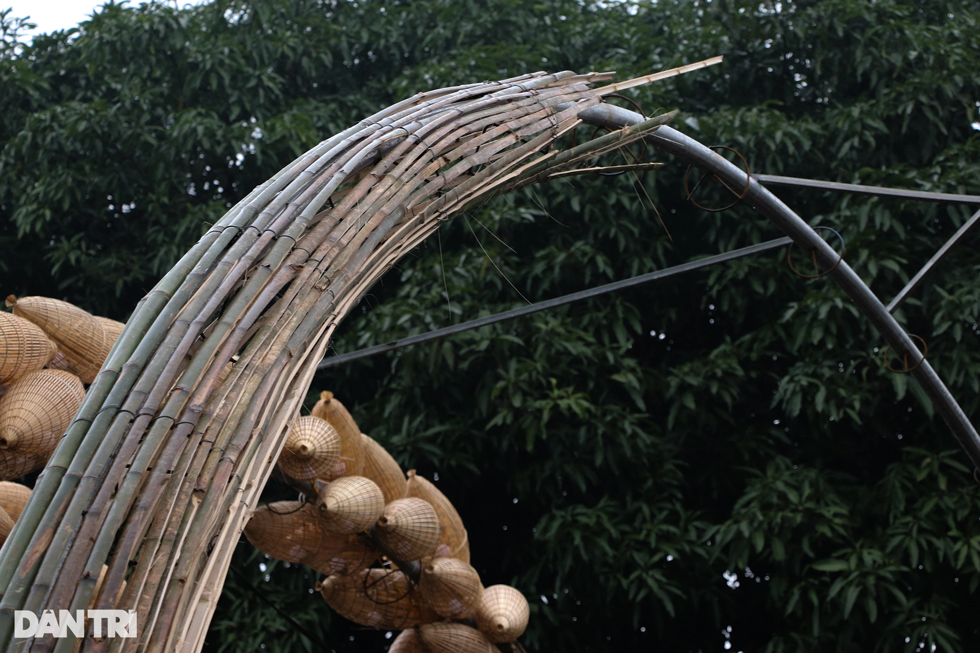 50 people worked non-stop for a week to complete the giant wet rice arch - 4