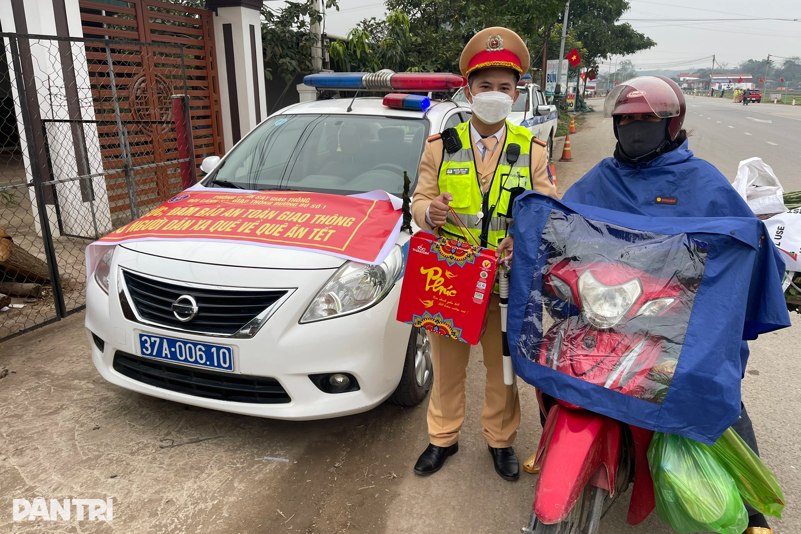 View - Những món quà bất ngờ dành cho người dân biên giới trên đường về quê ăn Tết | Báo Dân trí