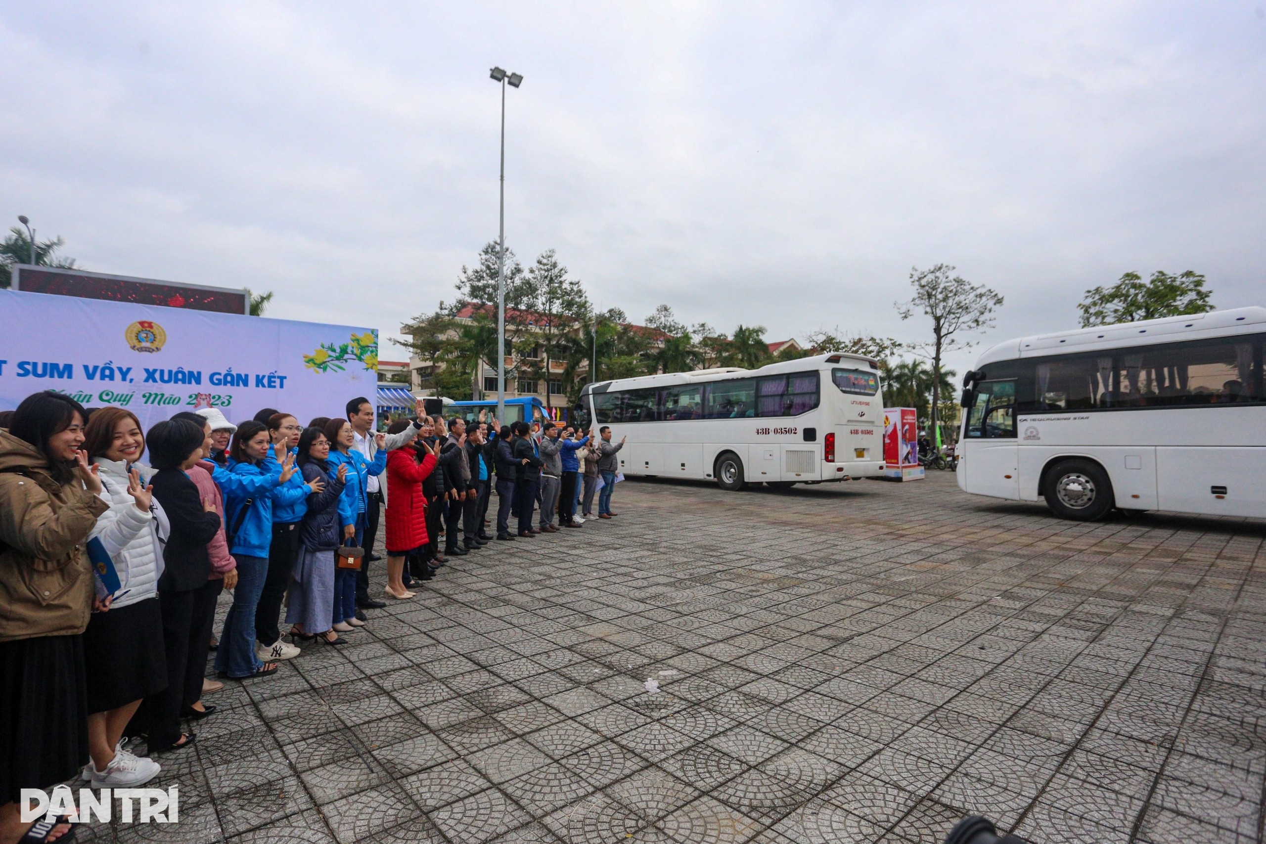 View - Nỗi niềm trên những chuyến xe miễn phí đưa công nhân về quê đón Tết | Báo Dân trí