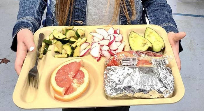 Học sinh bốn phương ăn gì trong bữa trưa ở trường học? - 1