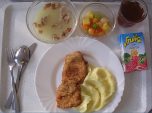 Học sinh bốn phương ăn gì trong bữa trưa ở trường học? - 4