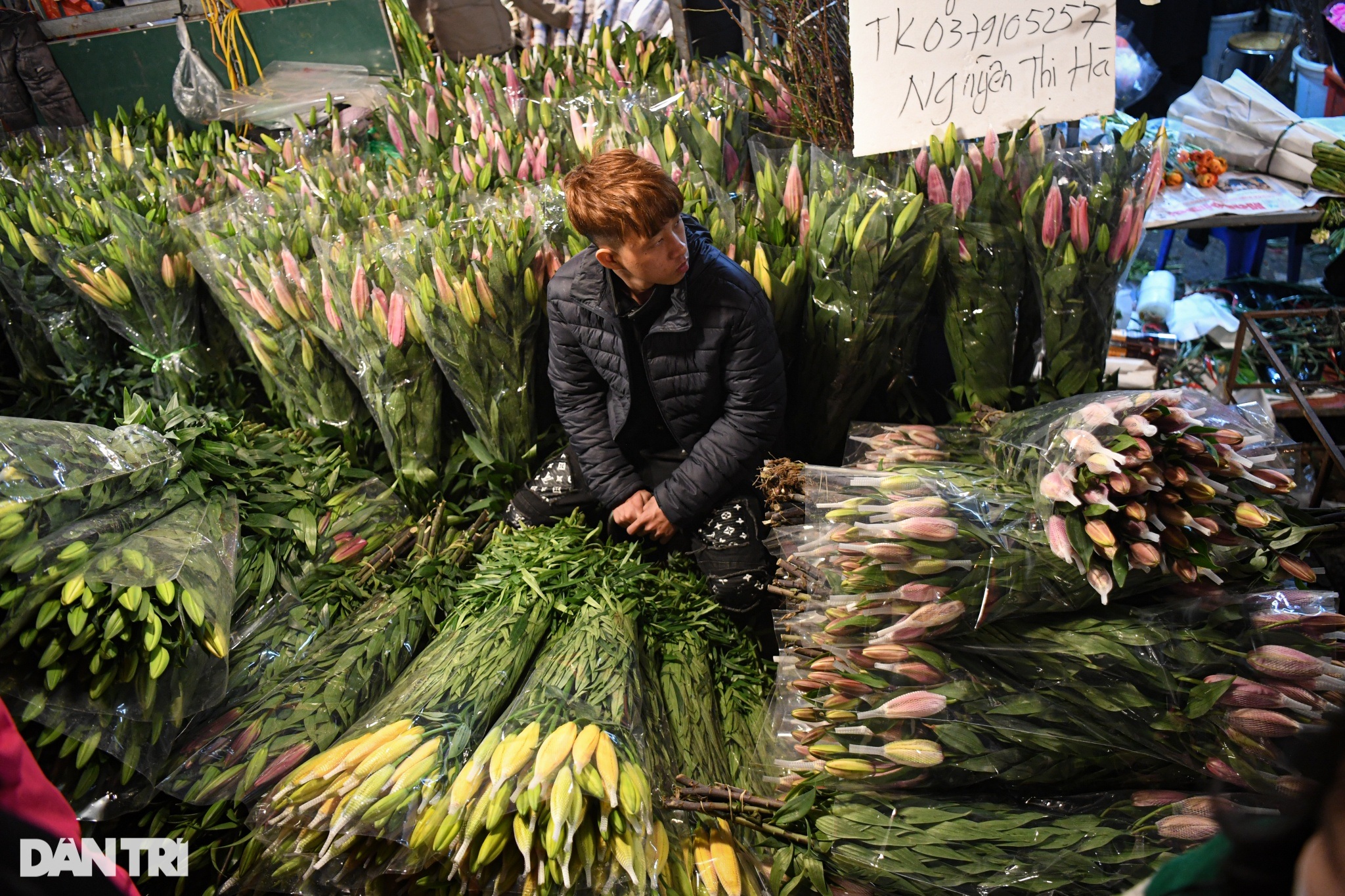 Đông nghịt người chen chân giữa đêm mua bán tại chợ hoa lớn nhất Hà Nội - 11
