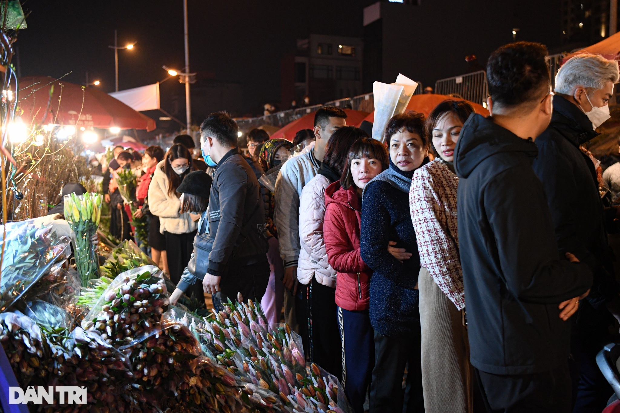Đông nghịt người chen chân giữa đêm mua bán tại chợ hoa lớn nhất Hà Nội - 8