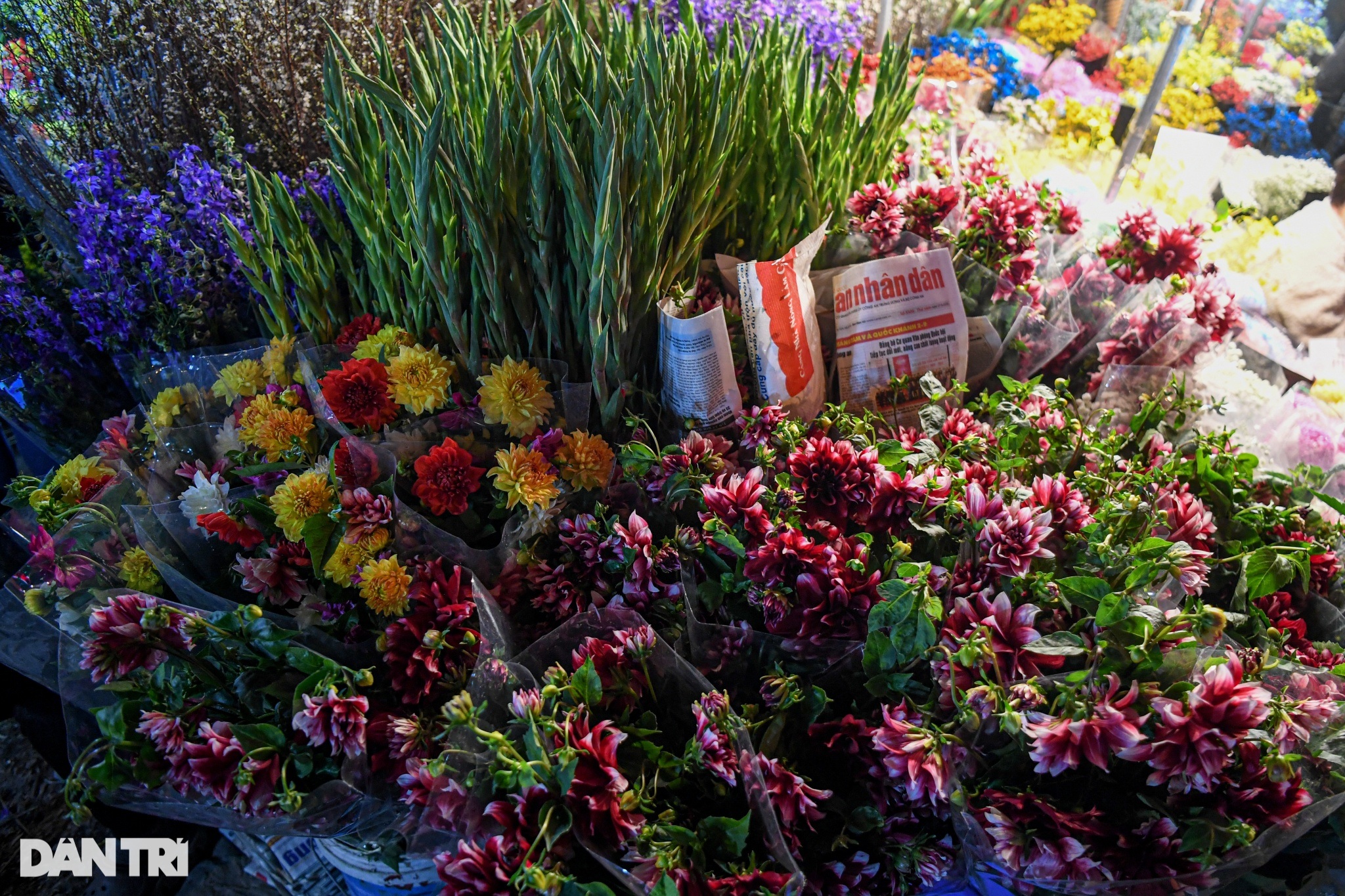 Đông nghịt người chen chân giữa đêm mua bán tại chợ hoa lớn nhất Hà Nội - 4