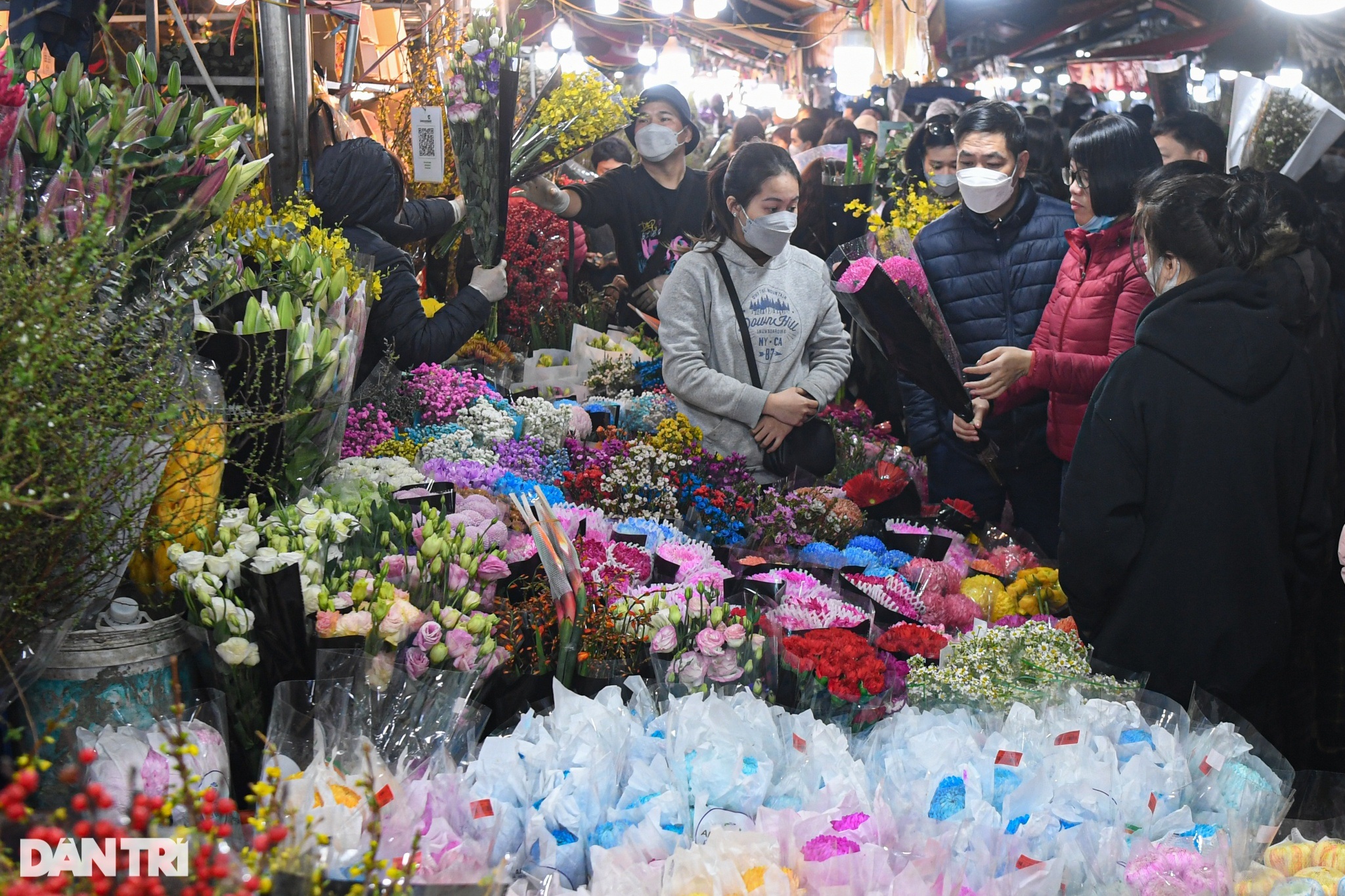 Đông nghịt người chen chân giữa đêm mua bán tại chợ hoa lớn nhất Hà Nội - 9